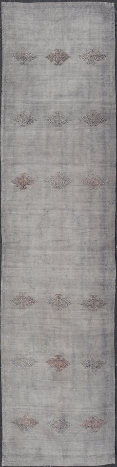Tapis de couloir Kilim turc vintage aux motifs géométriques subtils et aux tons gris doux