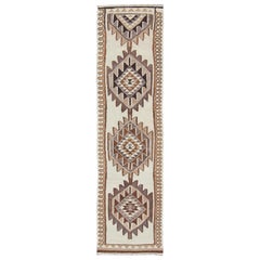 Runner Kilim turco vintage con medaglioni tribali nei toni del marrone e del crema