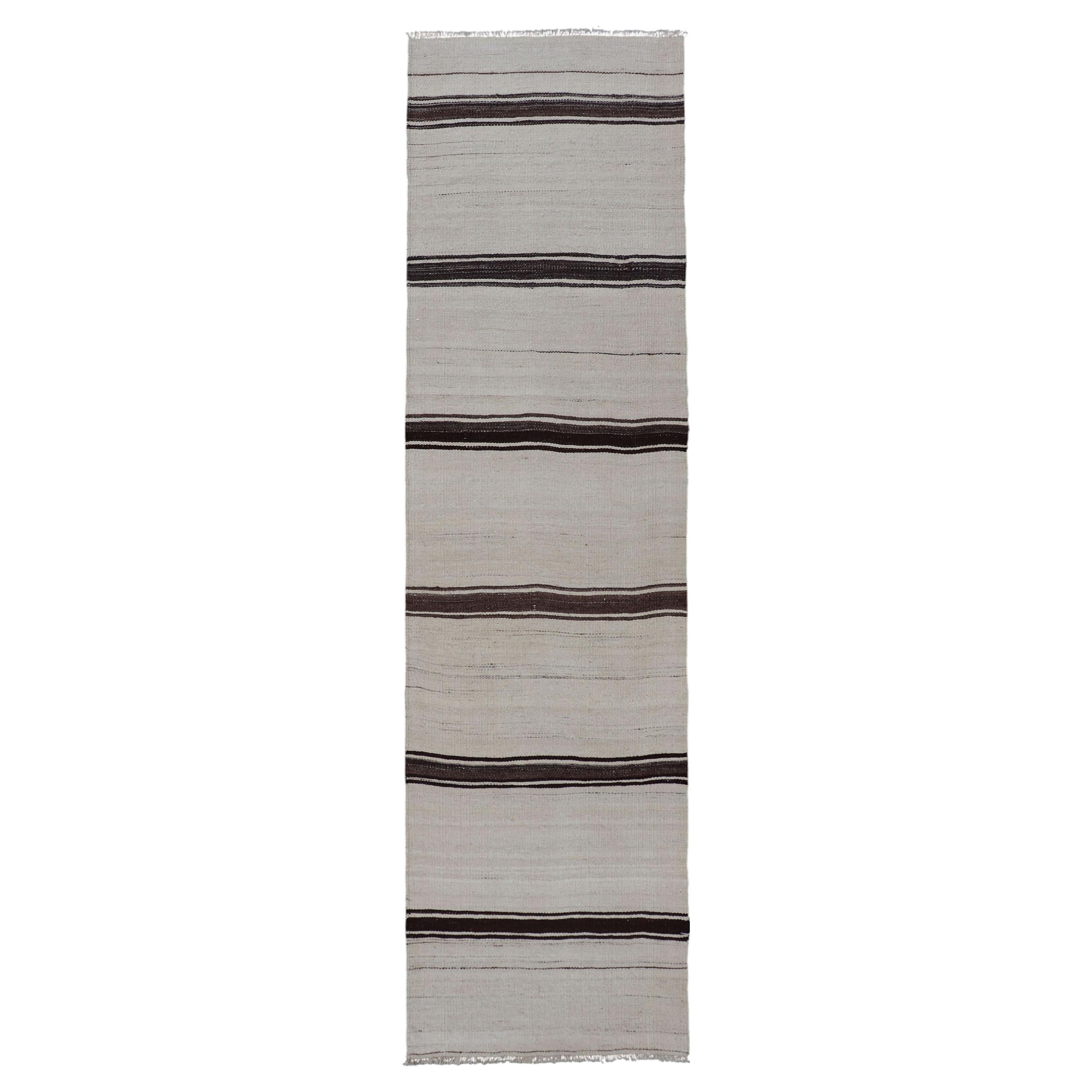 Kleiner türkischer Vintage-Kilim-Läufer mit elfenbeinfarbenen und dunkelbraunen Streifen