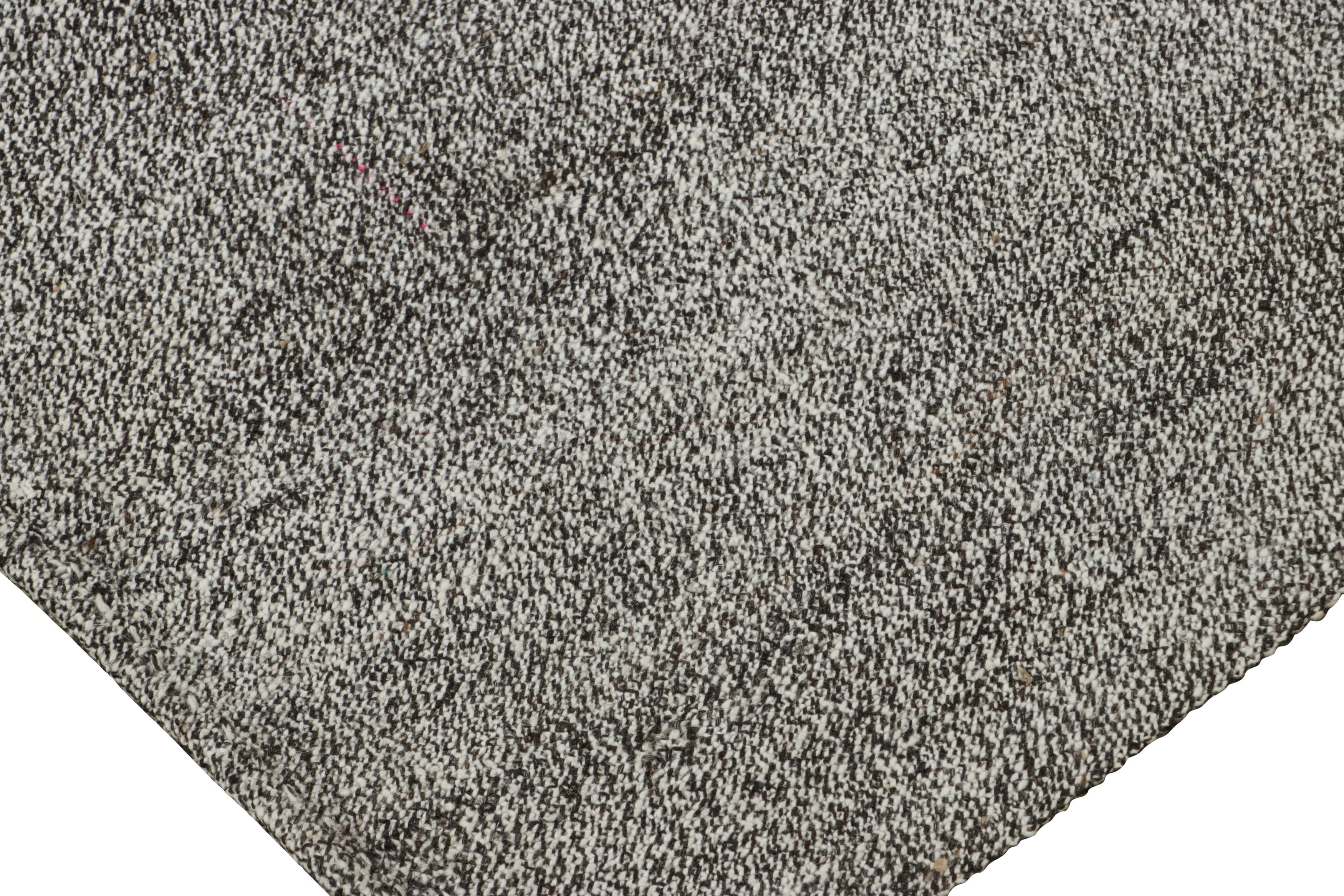 Türkischer Kelim-Teppich in neutral grauem Streifenmuster, schlichter Teppich von Rug & Kilim (Stammeskunst) im Angebot