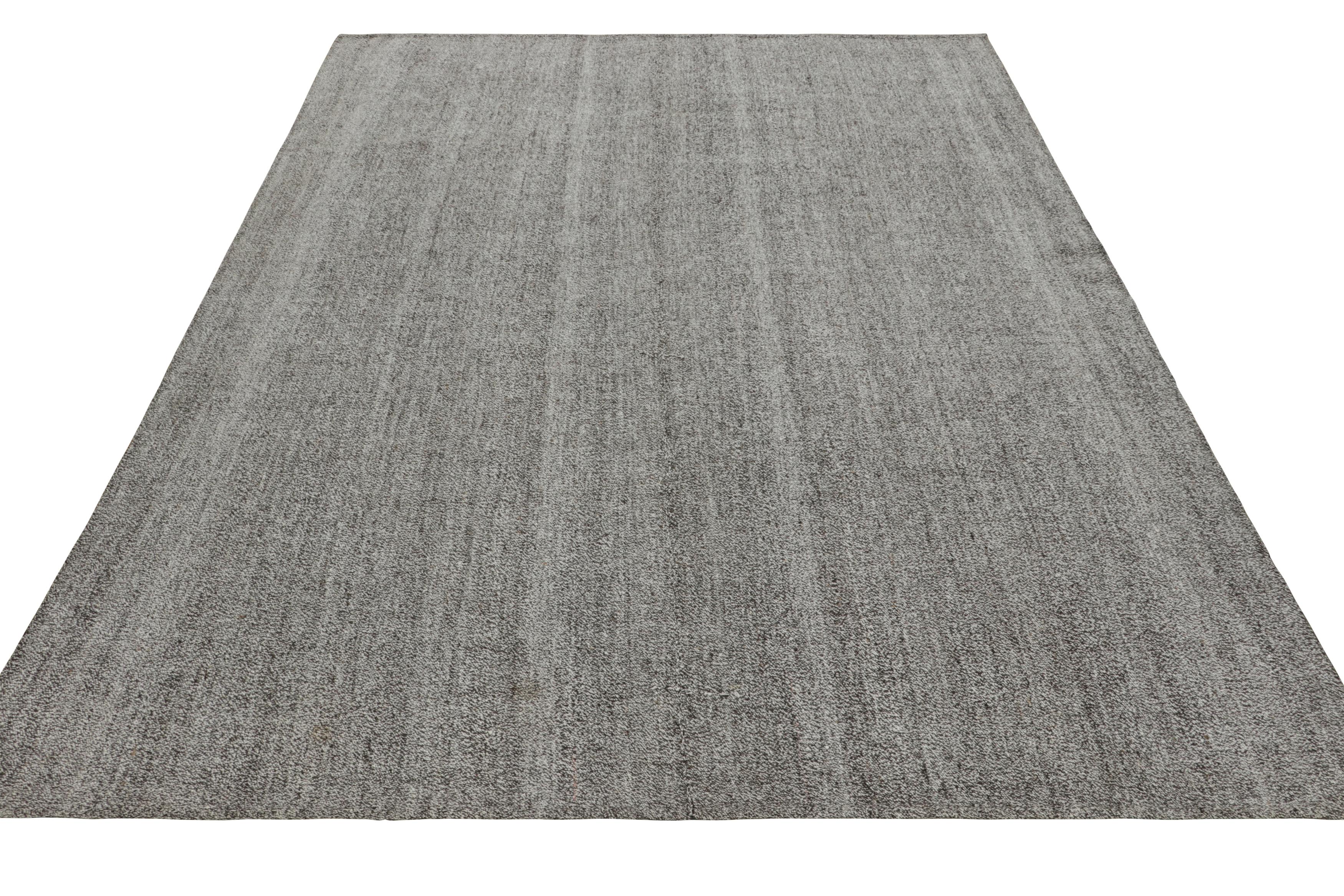 Türkischer Kelim-Teppich in neutral grauem Streifenmuster, schlichter Teppich von Rug & Kilim (Mitte des 20. Jahrhunderts) im Angebot