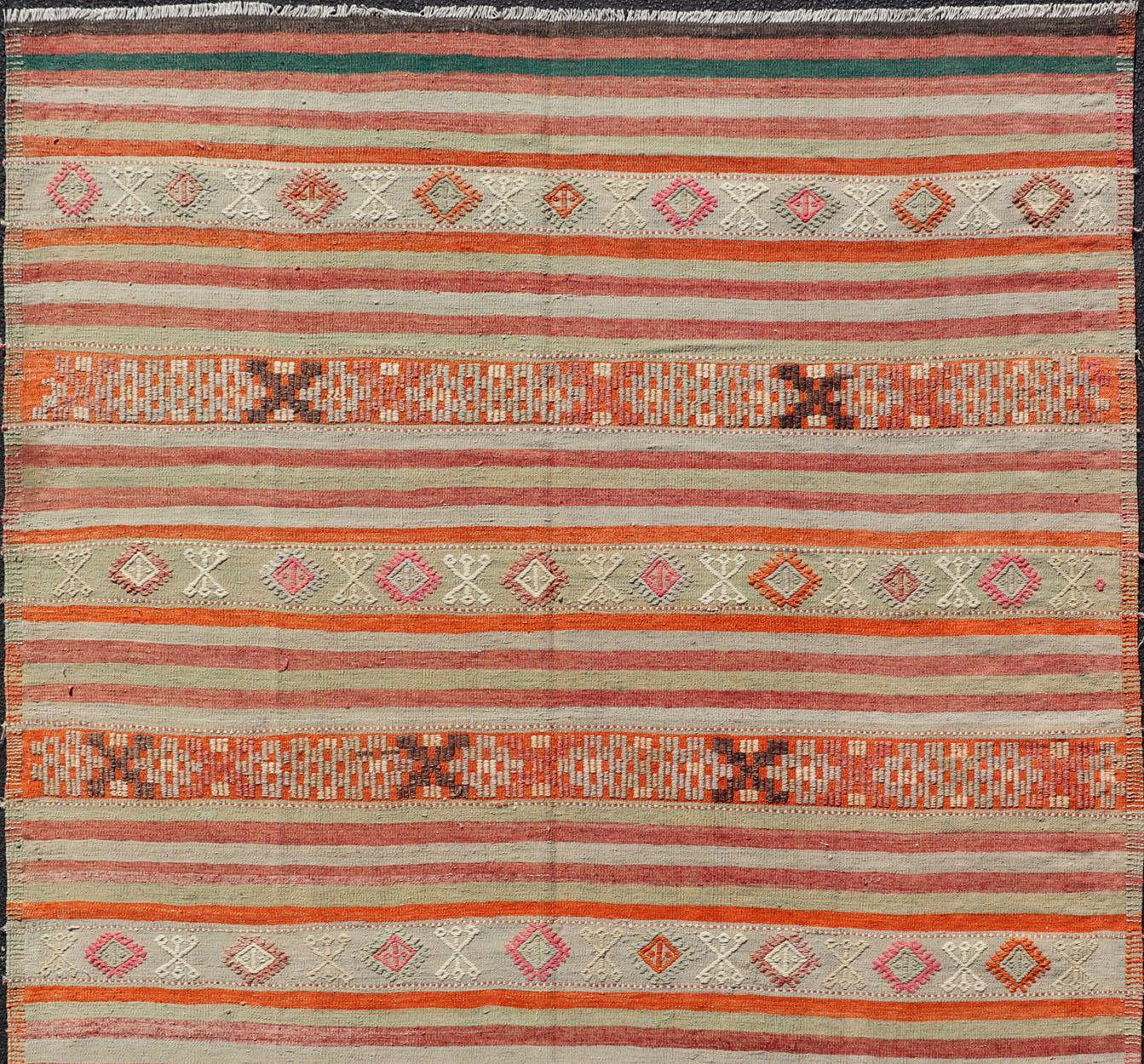 Großer türkischer Kelimteppich mit geometrischen Formen und bunten Streifen, Teppich TU-NED-1030, Herkunftsland / Art: Türkei / Kelim, ca. Mitte 20

Maße: 6'8 x 11'4.