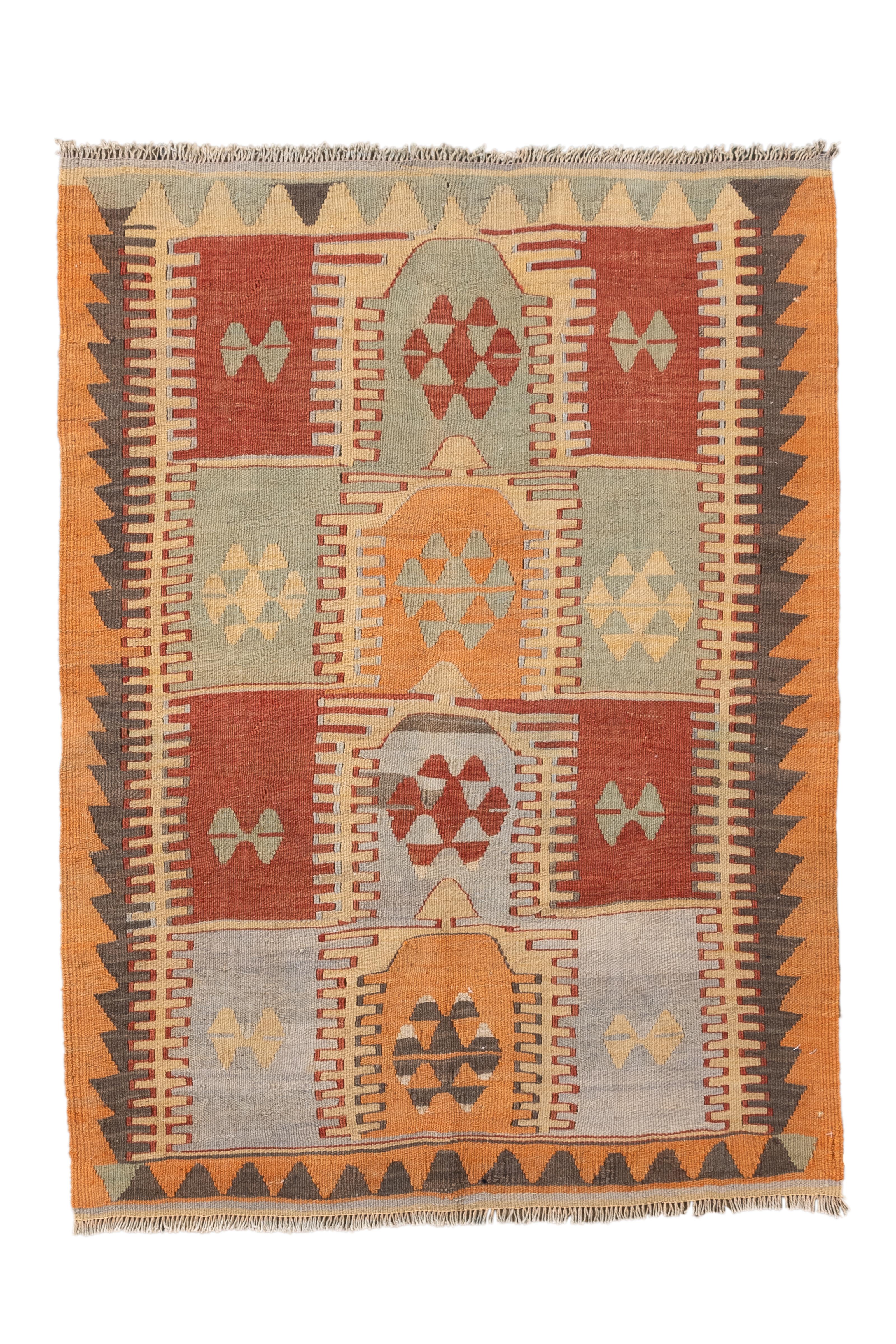 Questo kilim turco vintage è un intreccio piatto molto equilibrato, caratterizzato da un motivo a medaglione ripetuto composto da archi a gradini e grappoli di diamanti. Realizzato in toni morbidi e terrosi - rosso terracotta, verde tenue, arancione