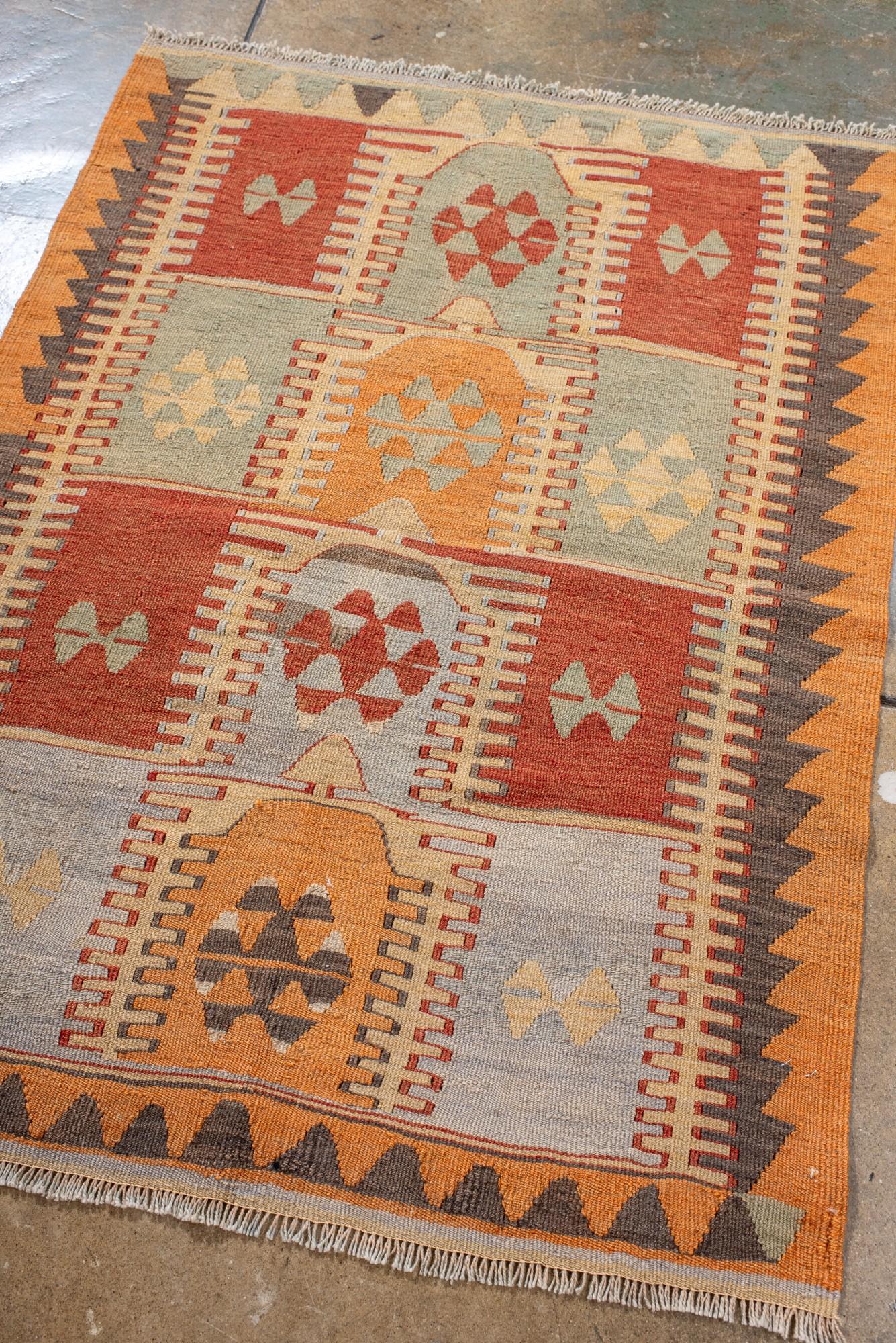 Turco Kilim turco vintage con pannelli geometrici nei toni tenui della terra in vendita