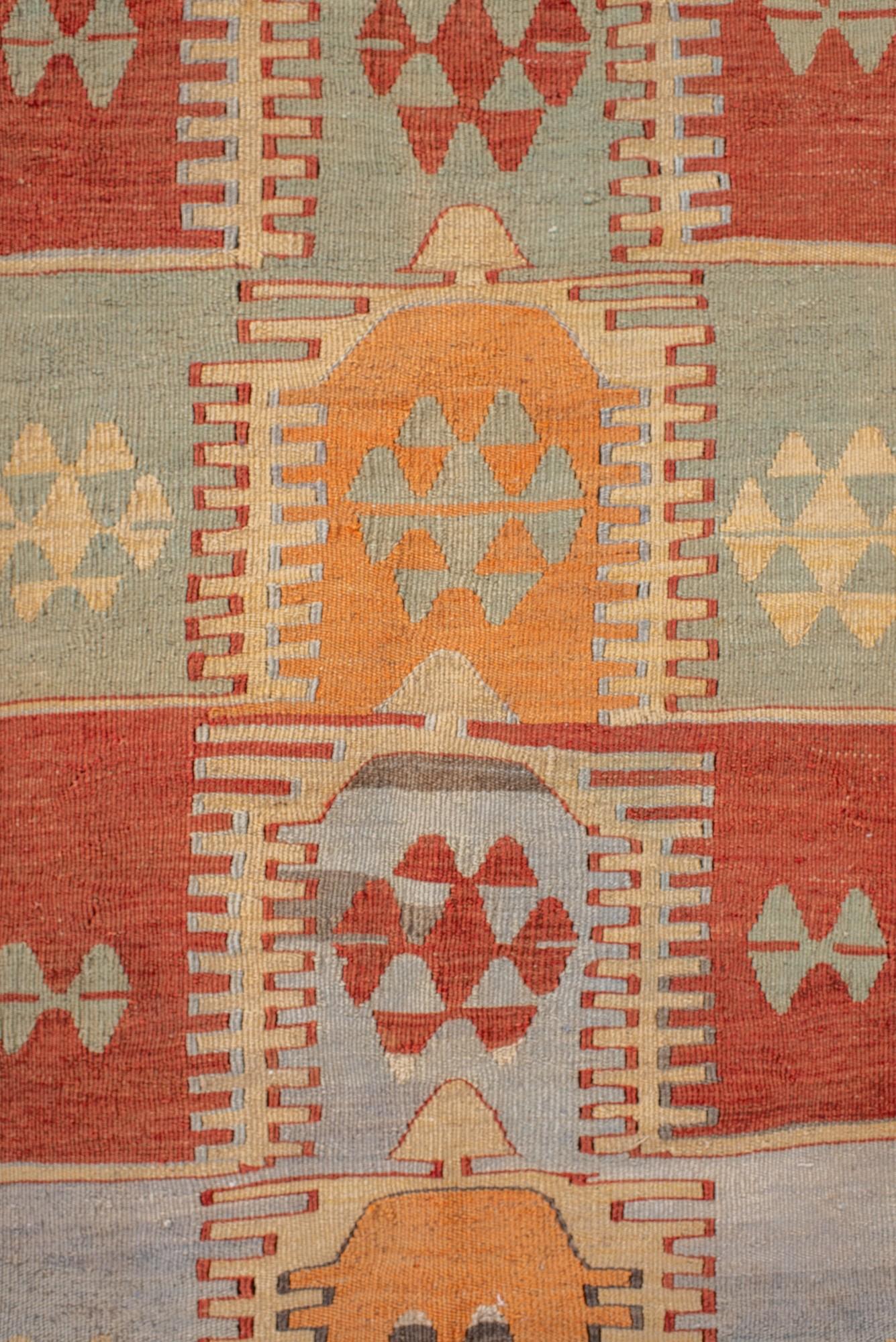 Annodato a mano Kilim turco vintage con pannelli geometrici nei toni tenui della terra in vendita