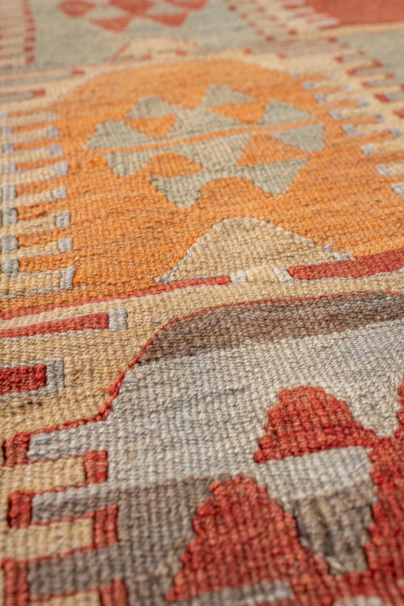 Kilim turco vintage con pannelli geometrici nei toni tenui della terra In condizioni buone in vendita a New York, NY