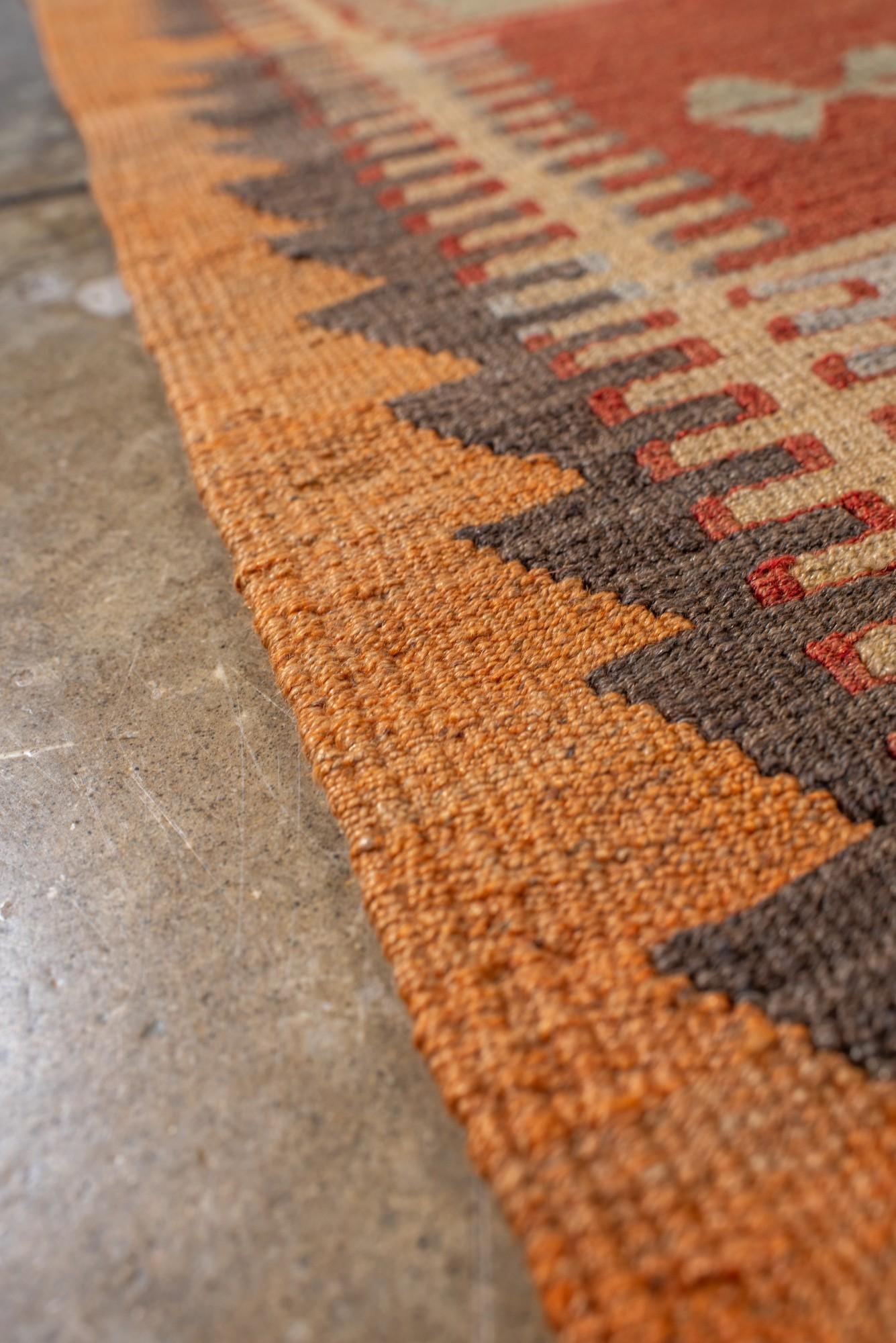 Lana Kilim turco vintage con pannelli geometrici nei toni tenui della terra in vendita