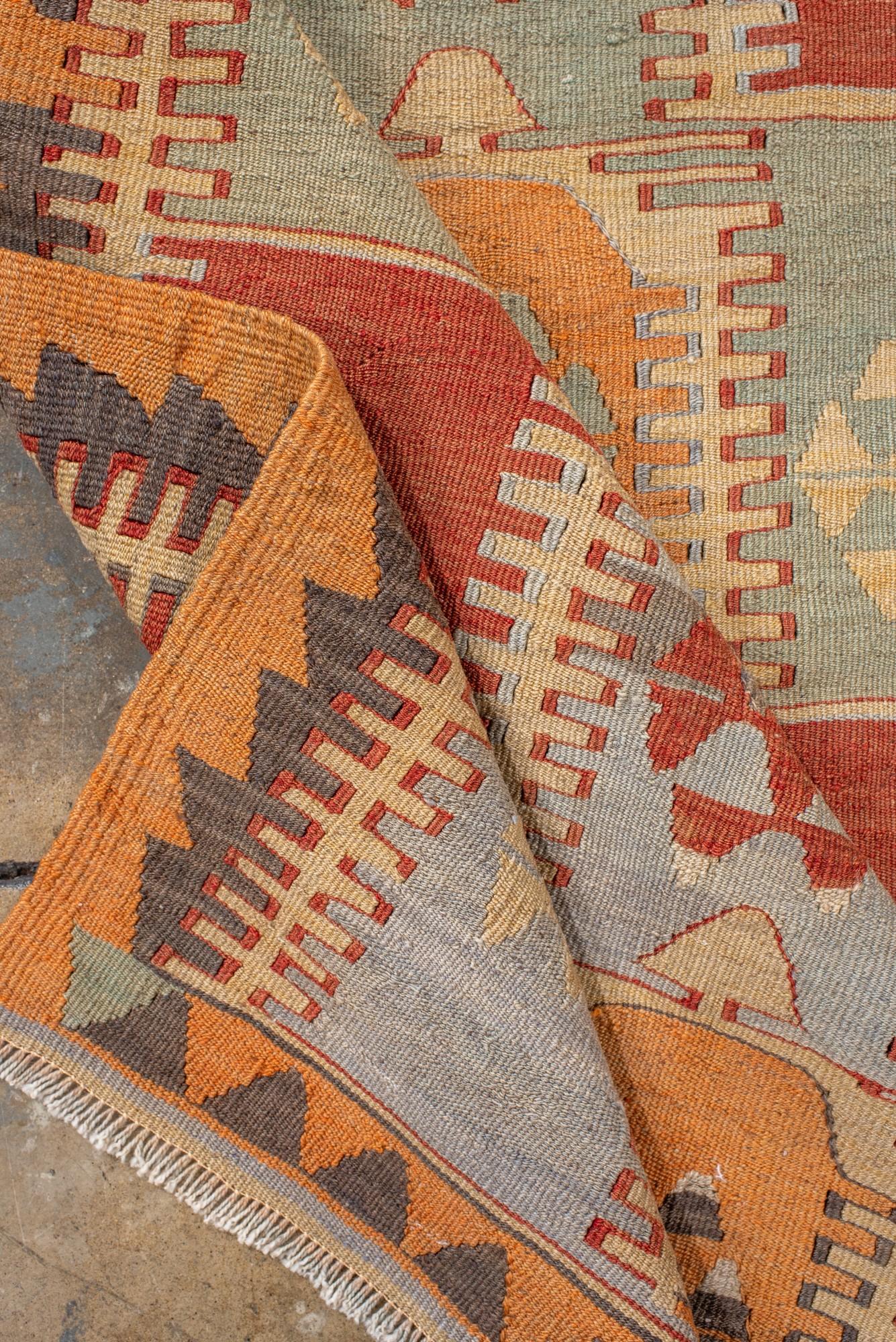 Kilim turco vintage con pannelli geometrici nei toni tenui della terra in vendita 1