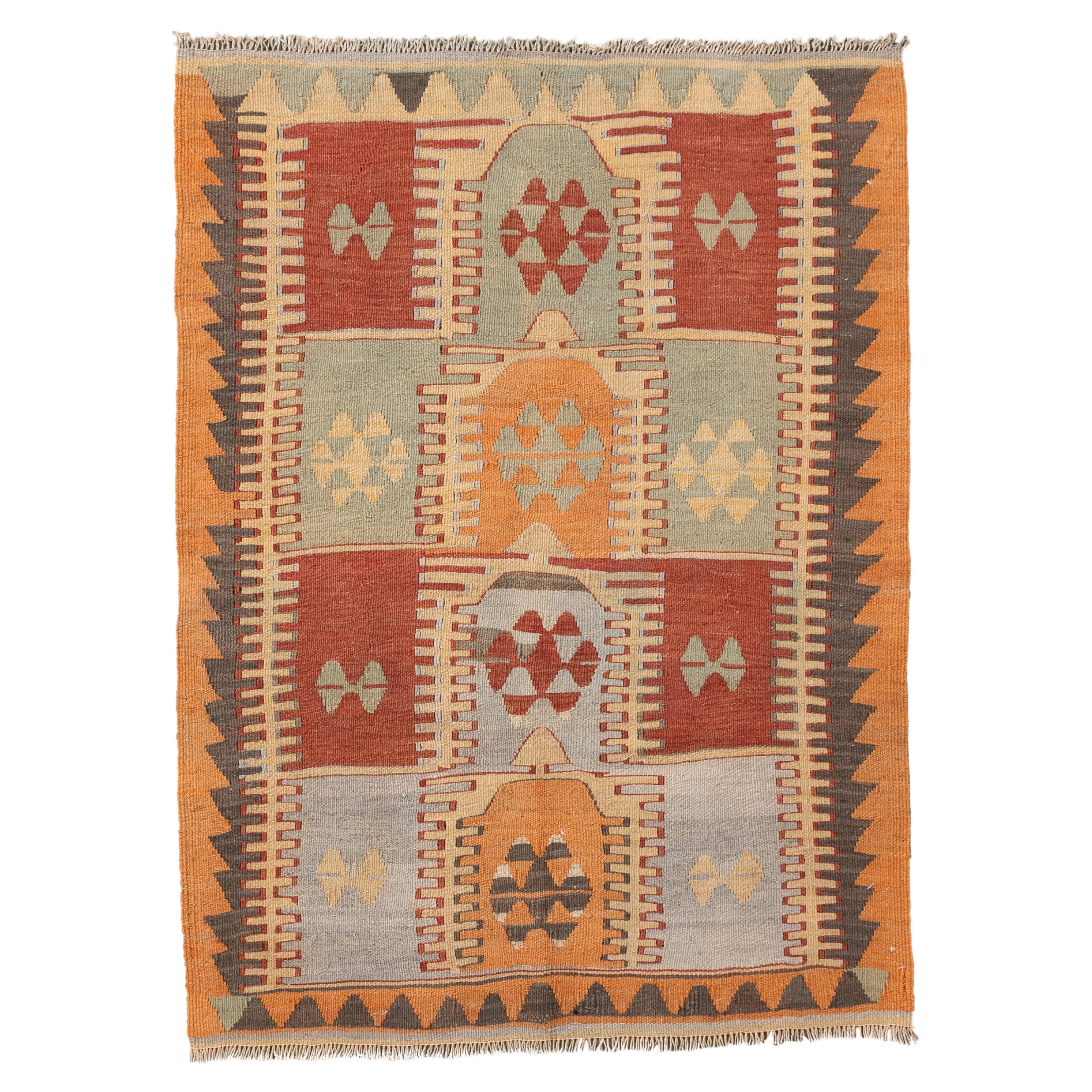 Kilim turco vintage con pannelli geometrici nei toni tenui della terra in vendita