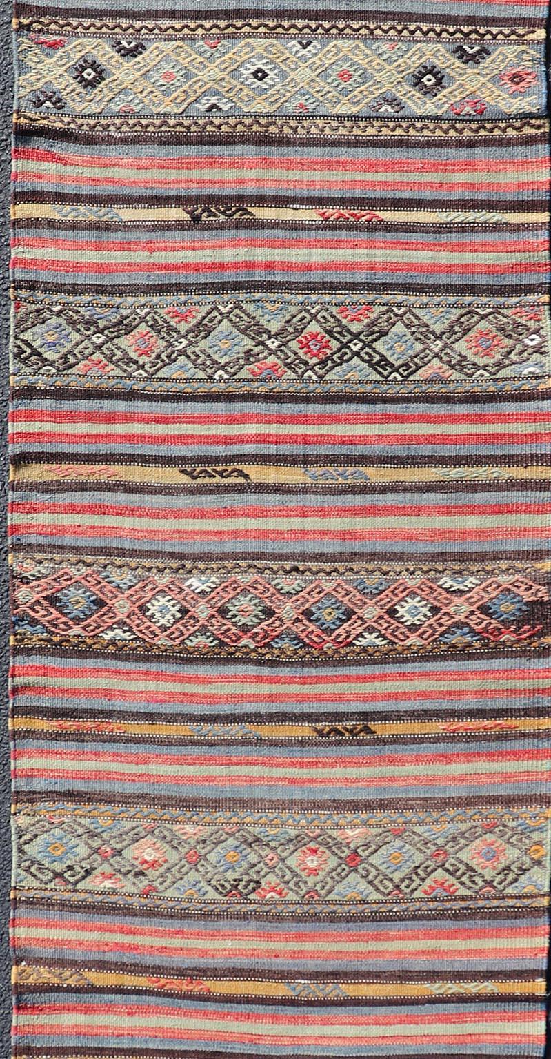Türkischer Kelim mit horizontalen Streifen und Stammesmotiven in leuchtenden Tönen, Vintage im Zustand „Hervorragend“ im Angebot in Atlanta, GA