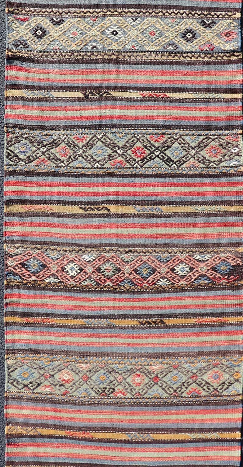 Tissé à la main Kilim turc vintage à rayures horizontales et motifs tribaux dans des tons vifs en vente