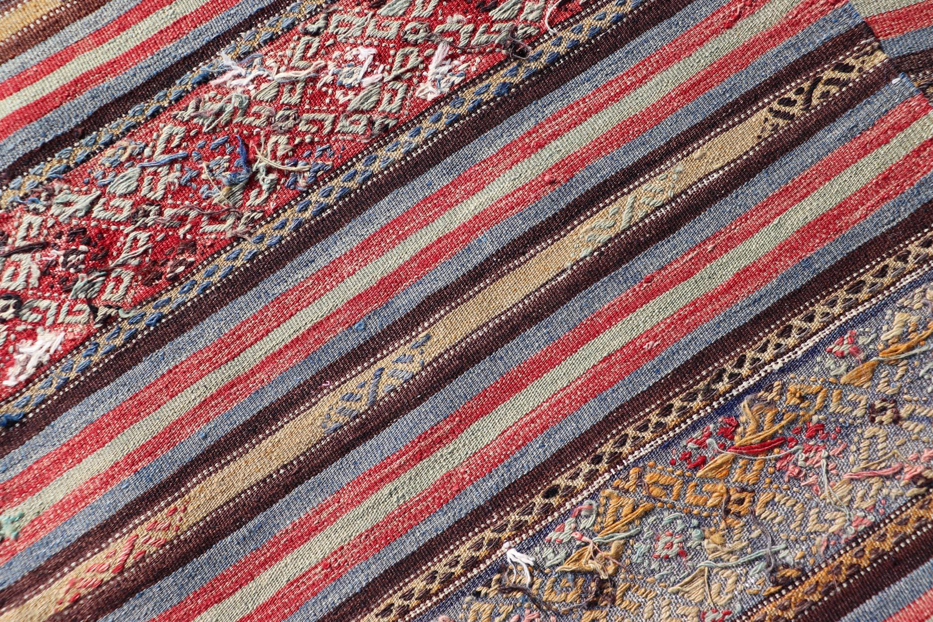 20ième siècle Kilim turc vintage à rayures horizontales et motifs tribaux dans des tons vifs en vente
