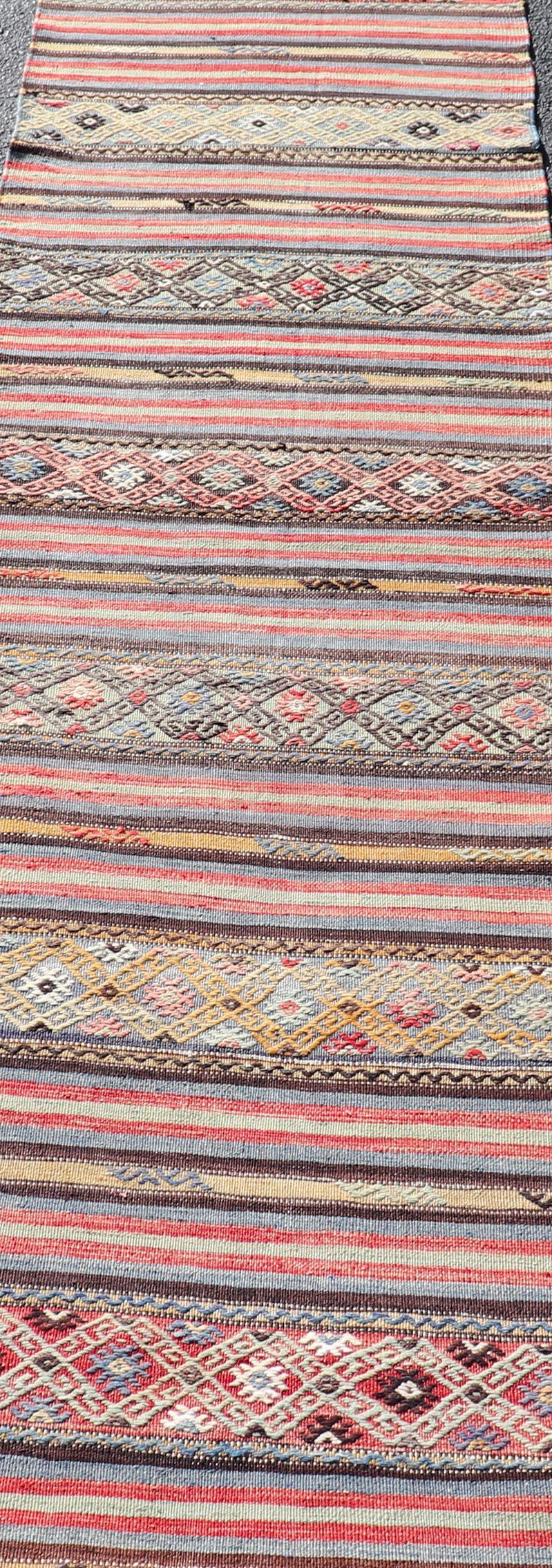 Kilim turc vintage à rayures horizontales et motifs tribaux dans des tons vifs en vente 1