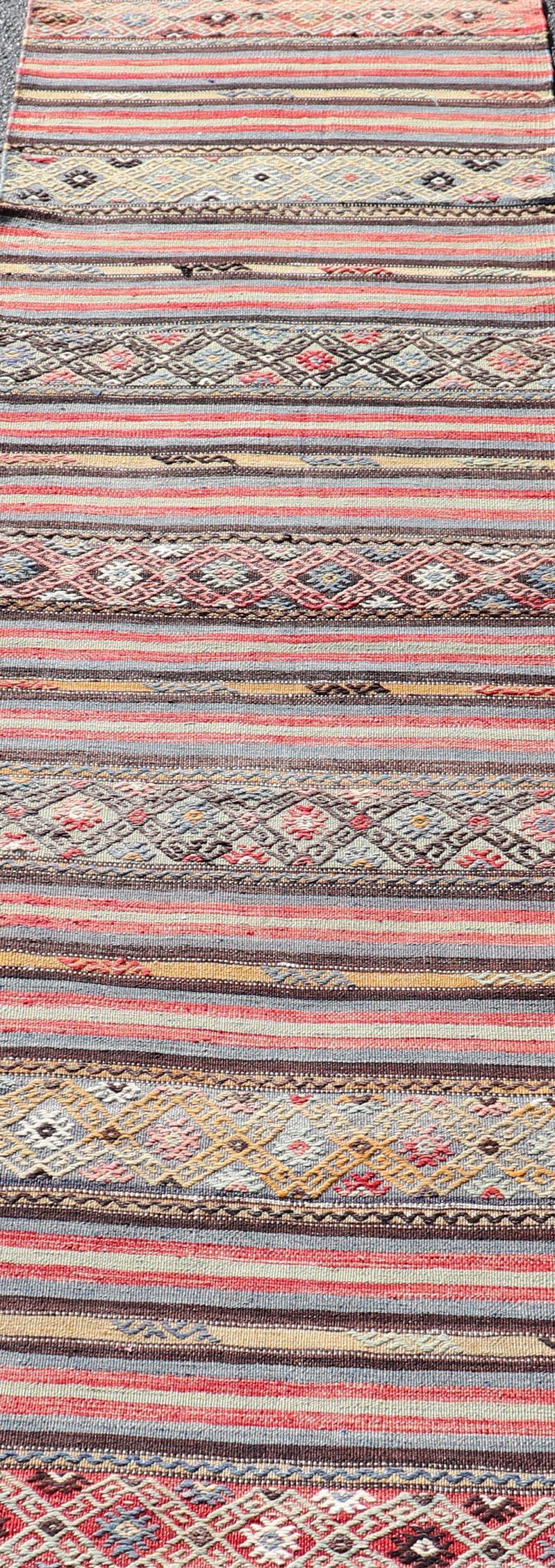 Kilim turc vintage à rayures horizontales et motifs tribaux dans des tons vifs en vente 2