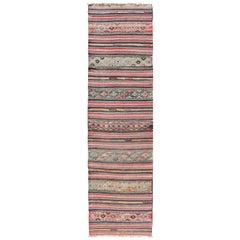Kilim turco vintage con strisce orizzontali e motivi tribali in toni vivaci