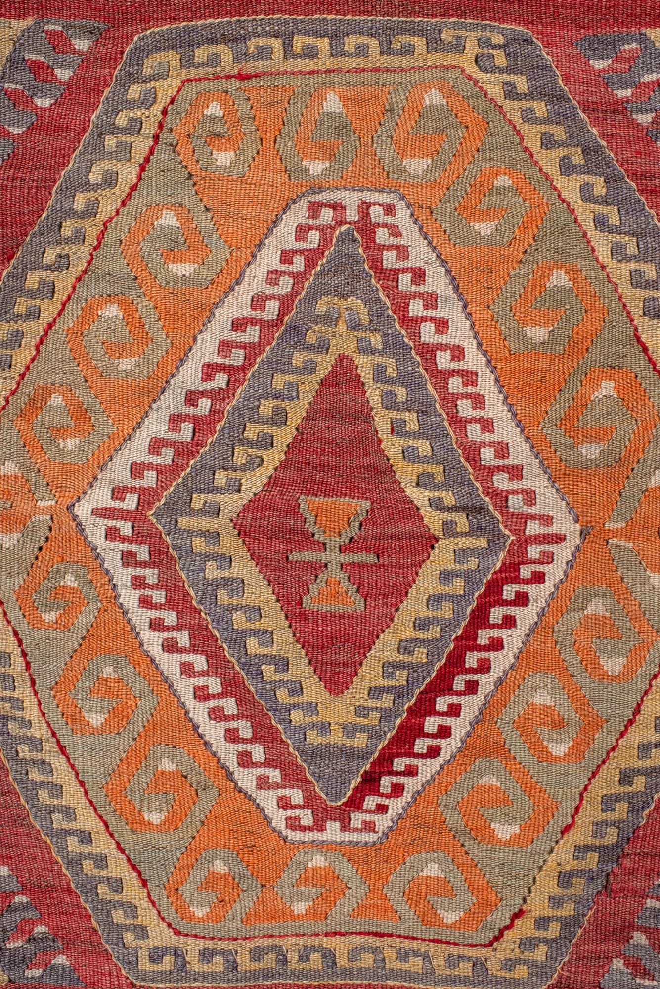 Annodato a mano Kilim turco d'epoca con grande medaglione e bordo tribale in vendita