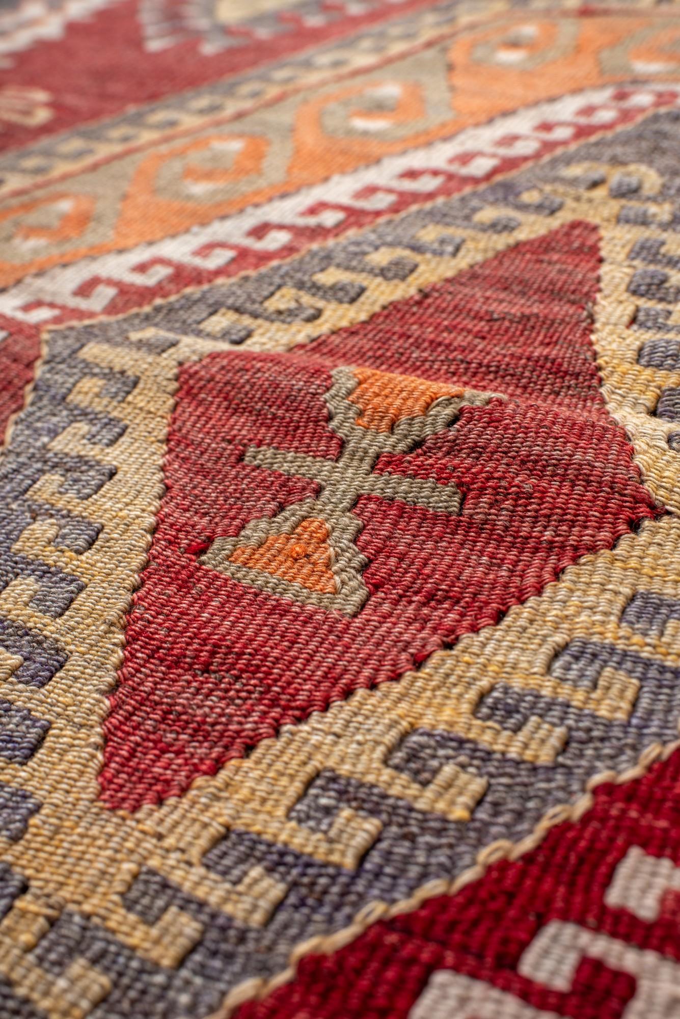 Kilim turco d'epoca con grande medaglione e bordo tribale In condizioni buone in vendita a New York, NY