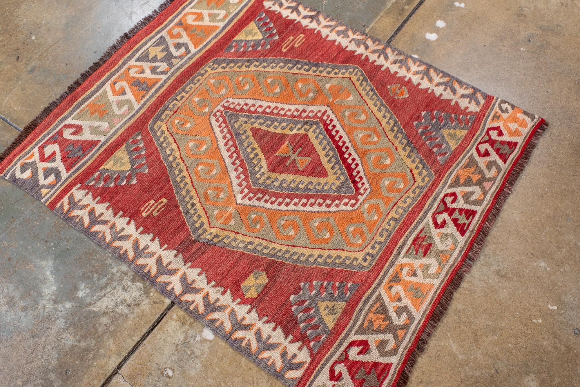 XX secolo Kilim turco d'epoca con grande medaglione e bordo tribale in vendita