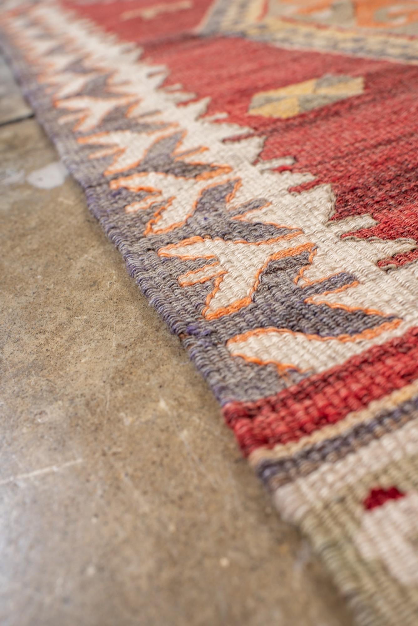 Lana Kilim turco d'epoca con grande medaglione e bordo tribale in vendita