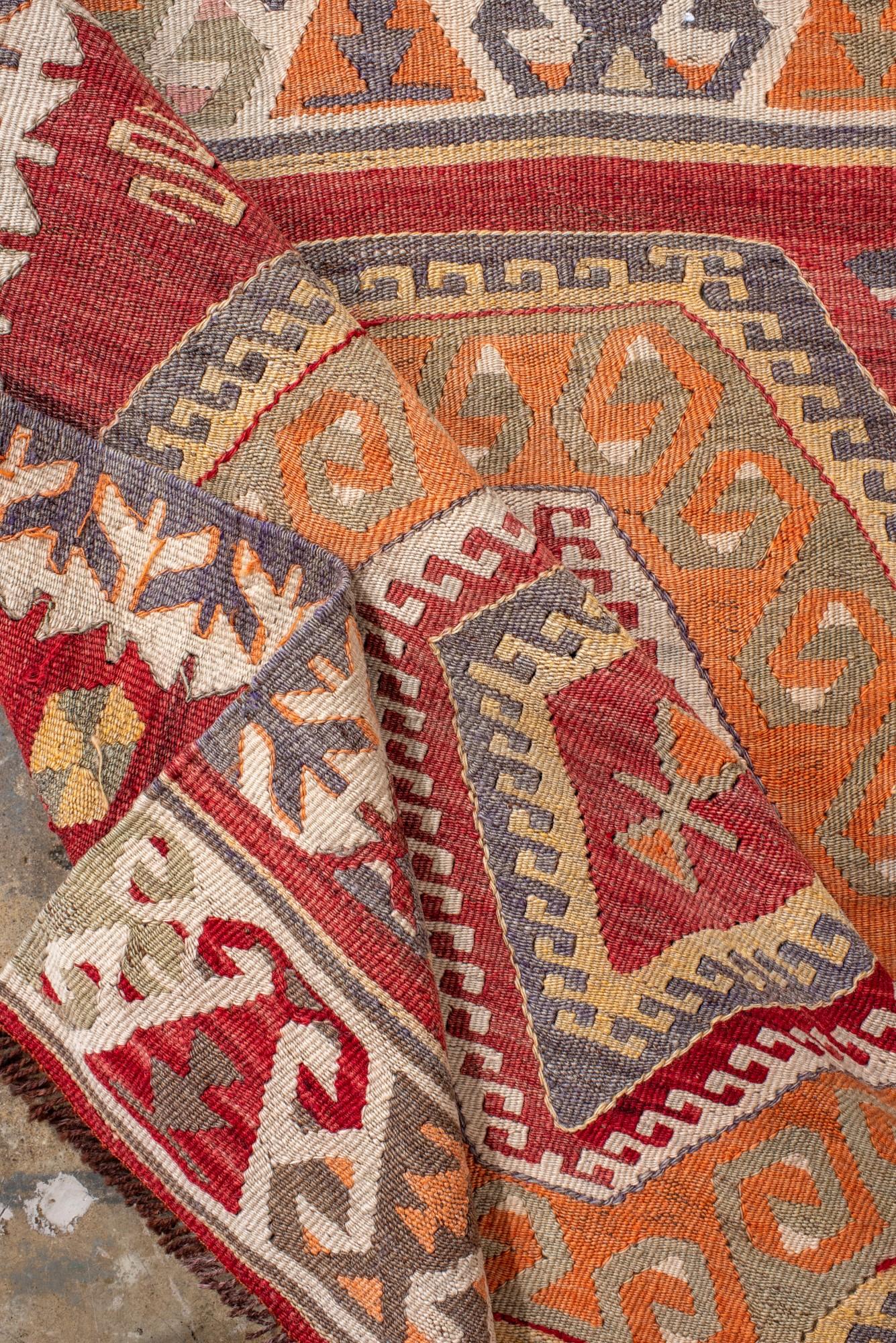 Kilim turco d'epoca con grande medaglione e bordo tribale in vendita 1