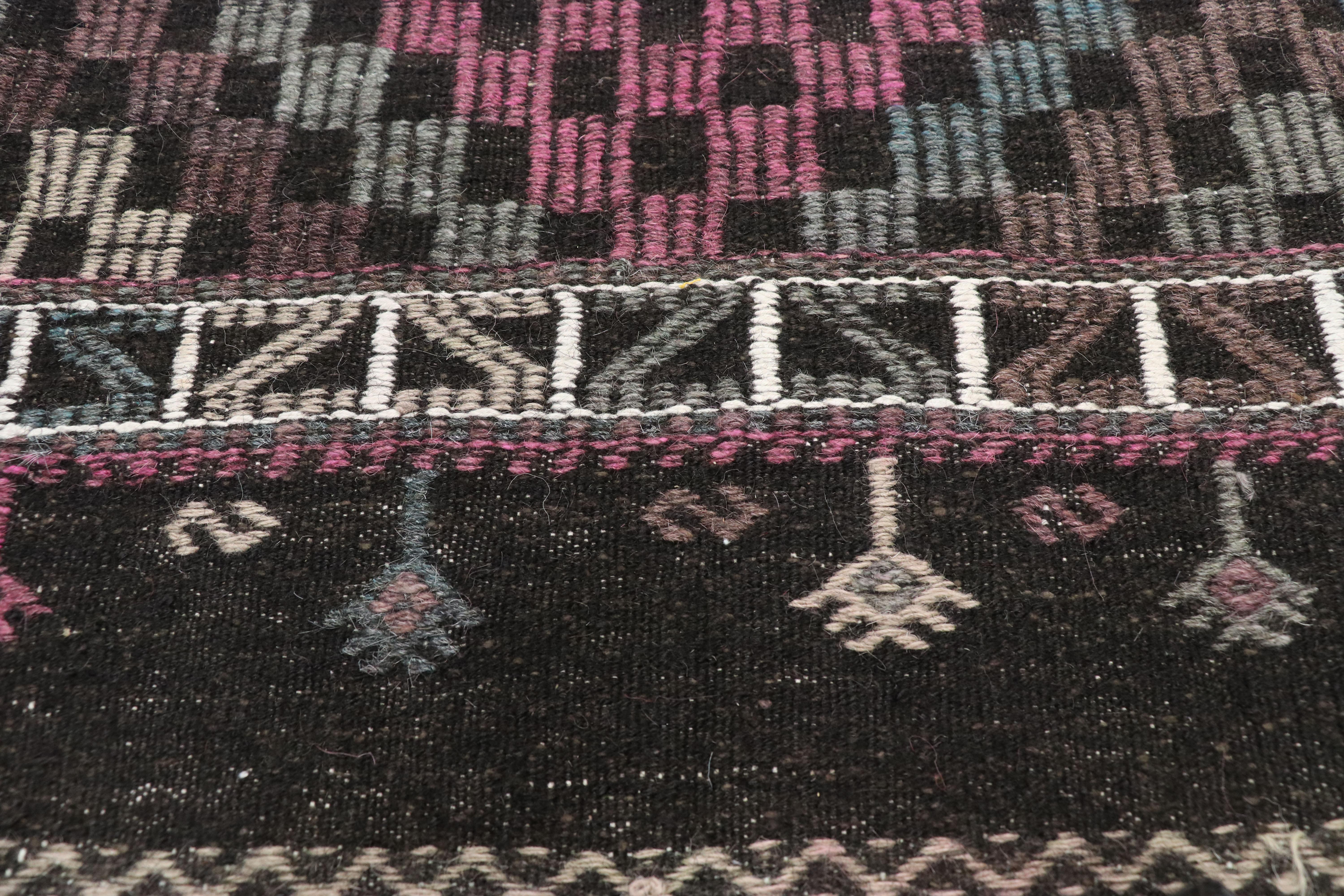 Tapis Kilim turc vintage avec style industriel féminin, tapis Kilim tissé à plat Bon état - En vente à Dallas, TX