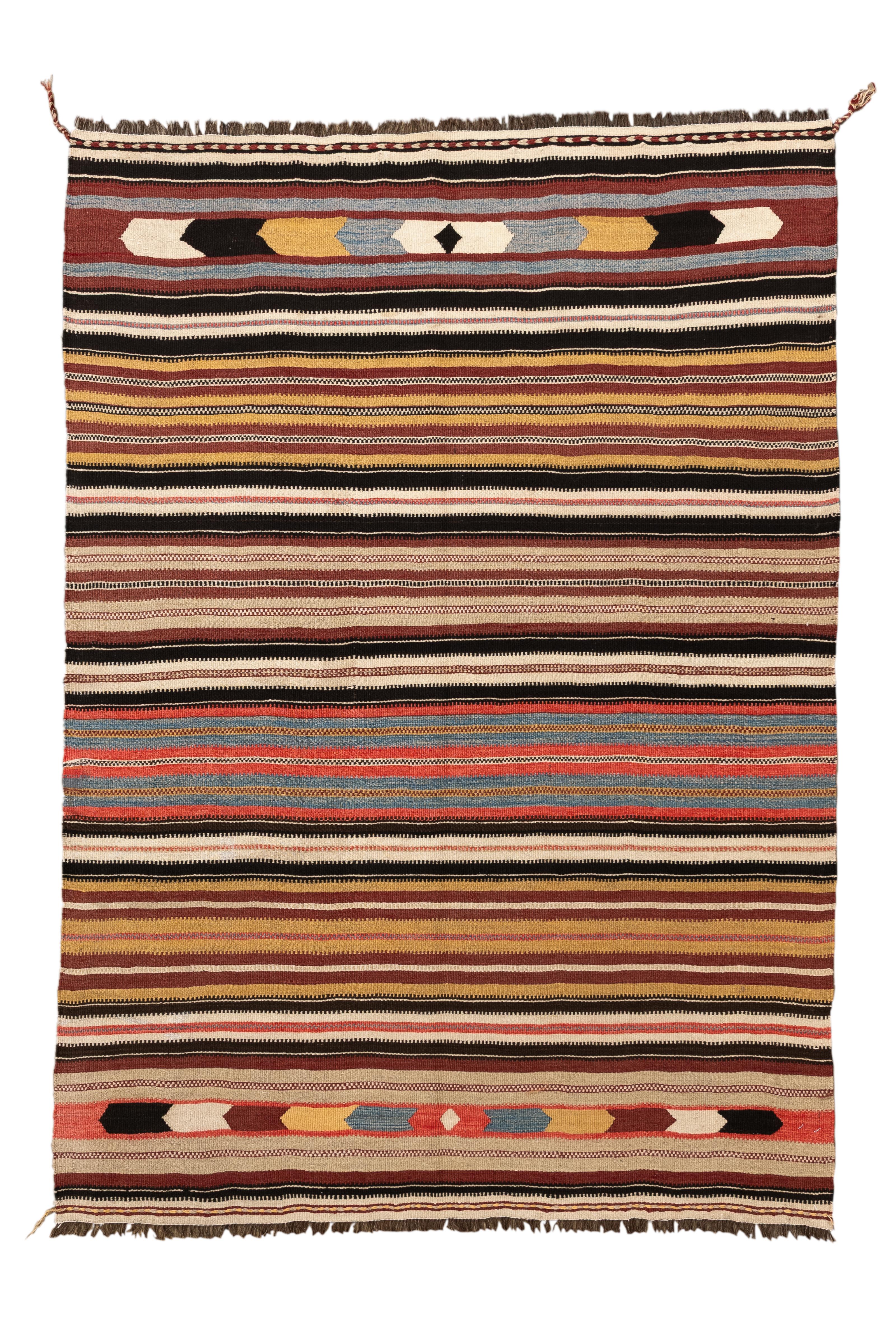 Un kilim turco vintage che dona ritmo e vivacità a qualsiasi interno, questo pezzo presenta audaci strisce orizzontali in una gamma dinamica di marroni terrosi, zafferano, ruggine, indaco, rosa e crema. Alle due estremità, medaglioni geometrici