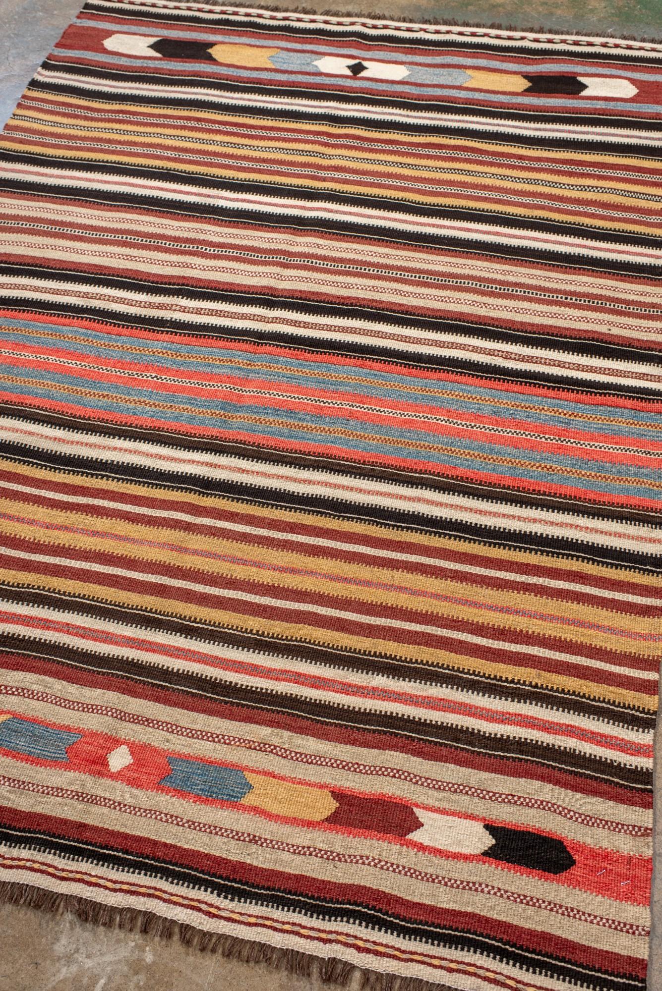 Turco Kilim turco vintage con medaglioni geometrici e a più strisce in vendita