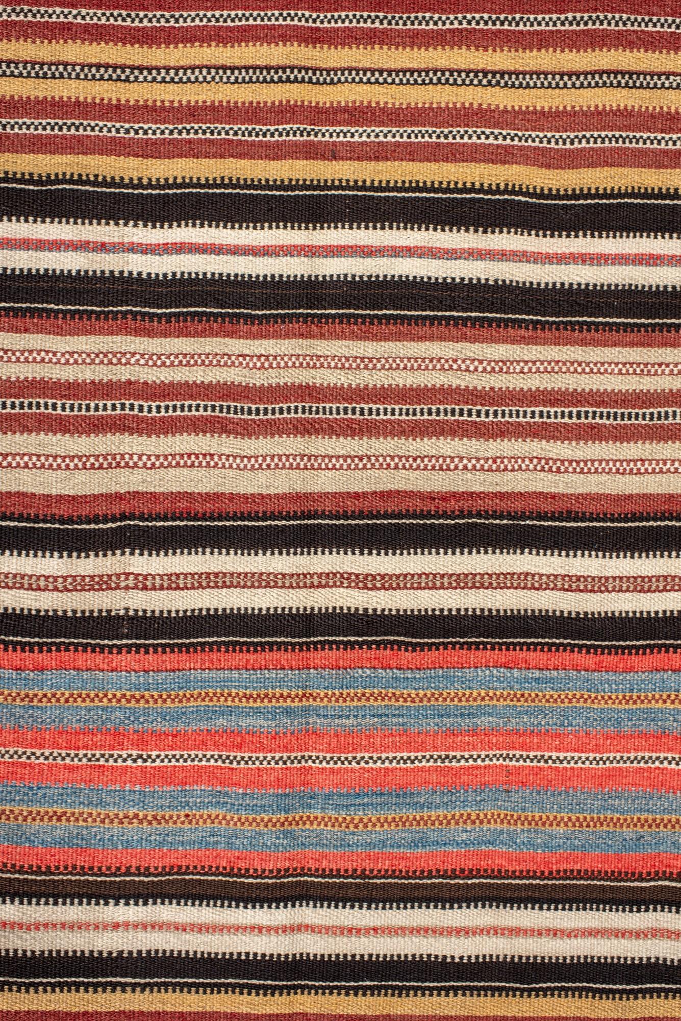 Annodato a mano Kilim turco vintage con medaglioni geometrici e a più strisce in vendita