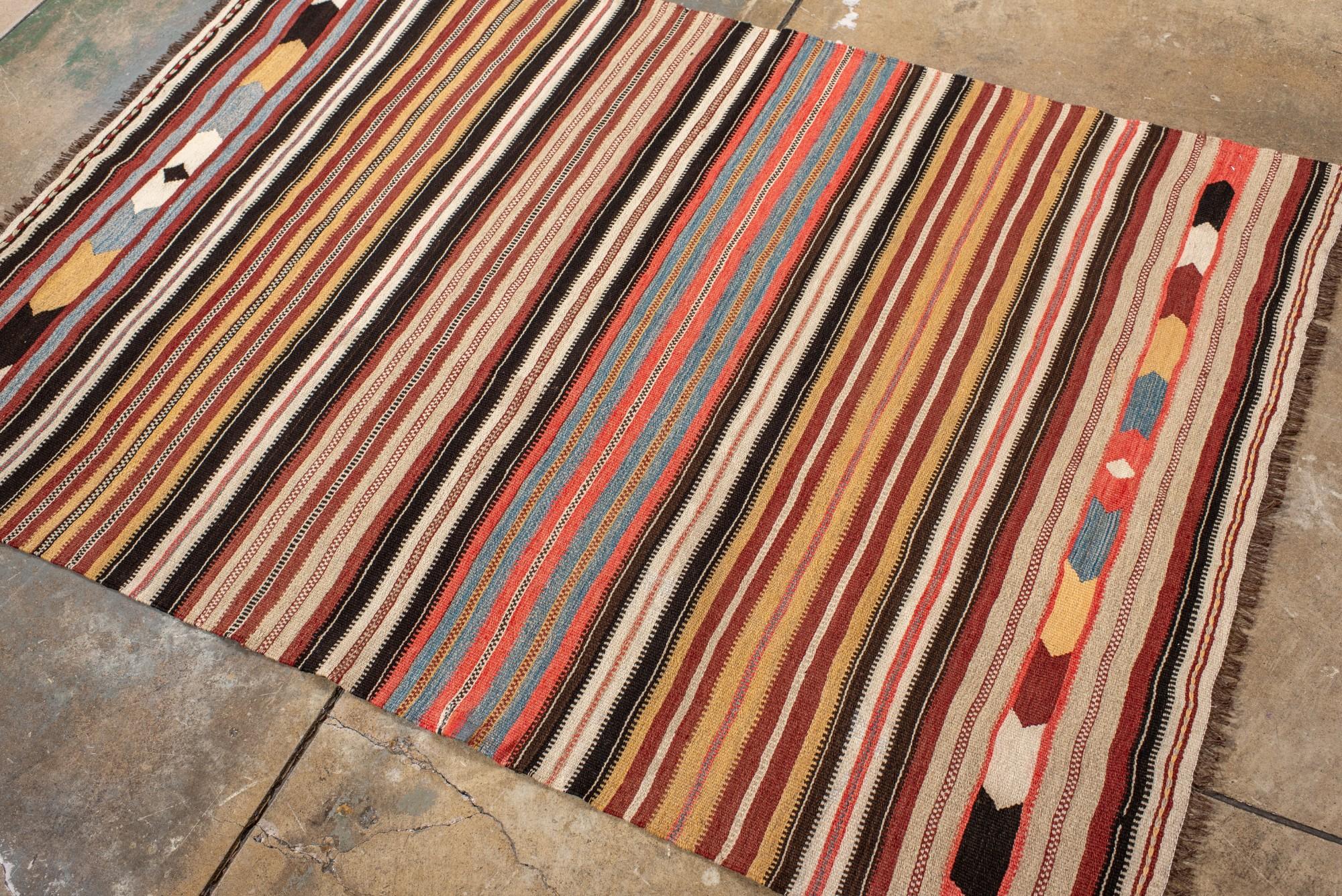 XX secolo Kilim turco vintage con medaglioni geometrici e a più strisce in vendita