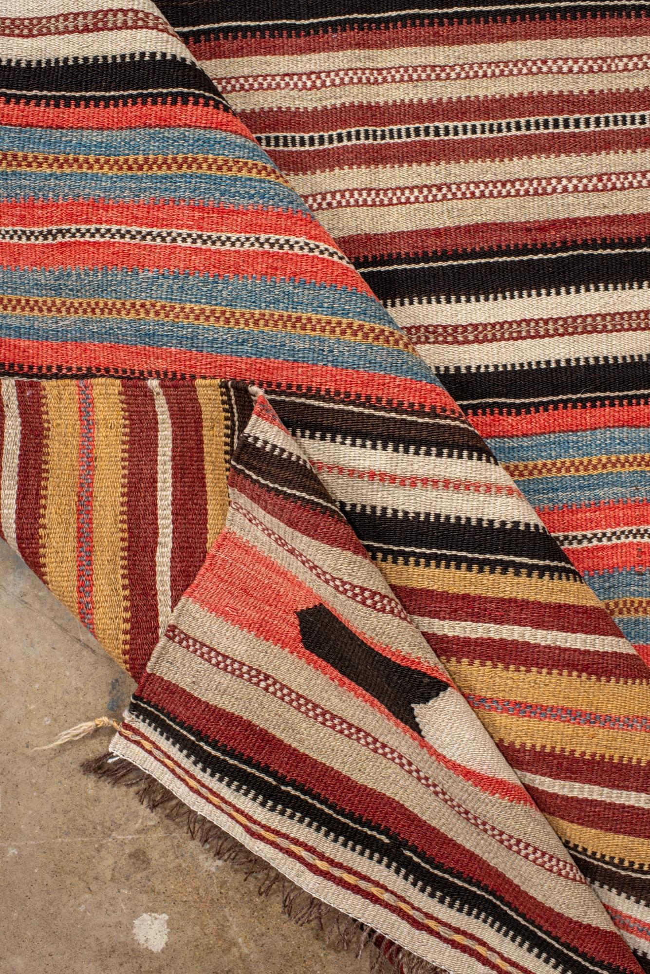 Kilim turco vintage con medaglioni geometrici e a più strisce in vendita 1