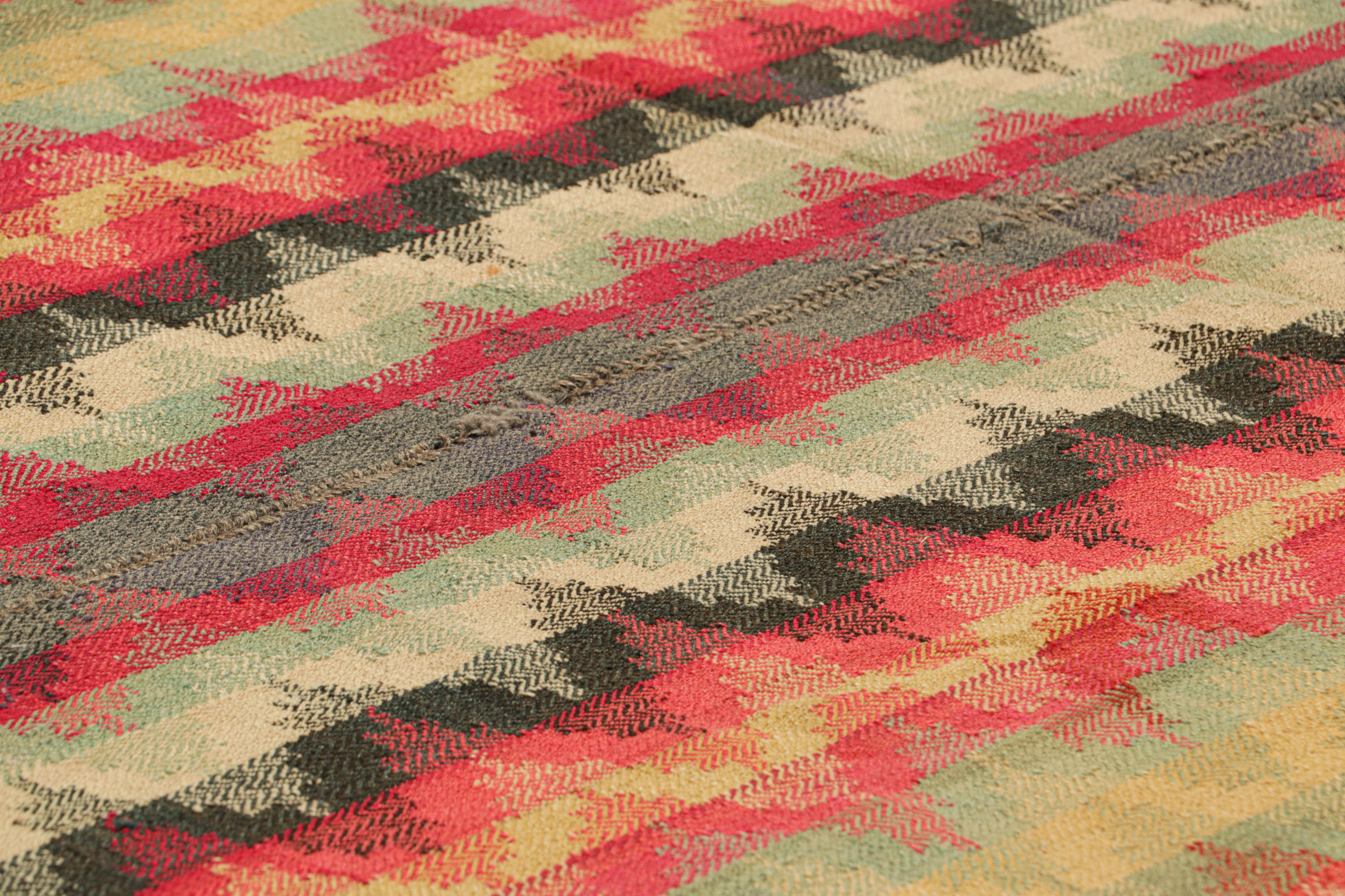 Tessuto a mano in lana, circa 1950-1960, questo kilim turco vintage 5x9 è un pezzo da collezione caratterizzato da chevron e strisce geometriche policromatiche. 

Sul design: 

Gli intenditori ammireranno questo personale pezzo vintage destinato a