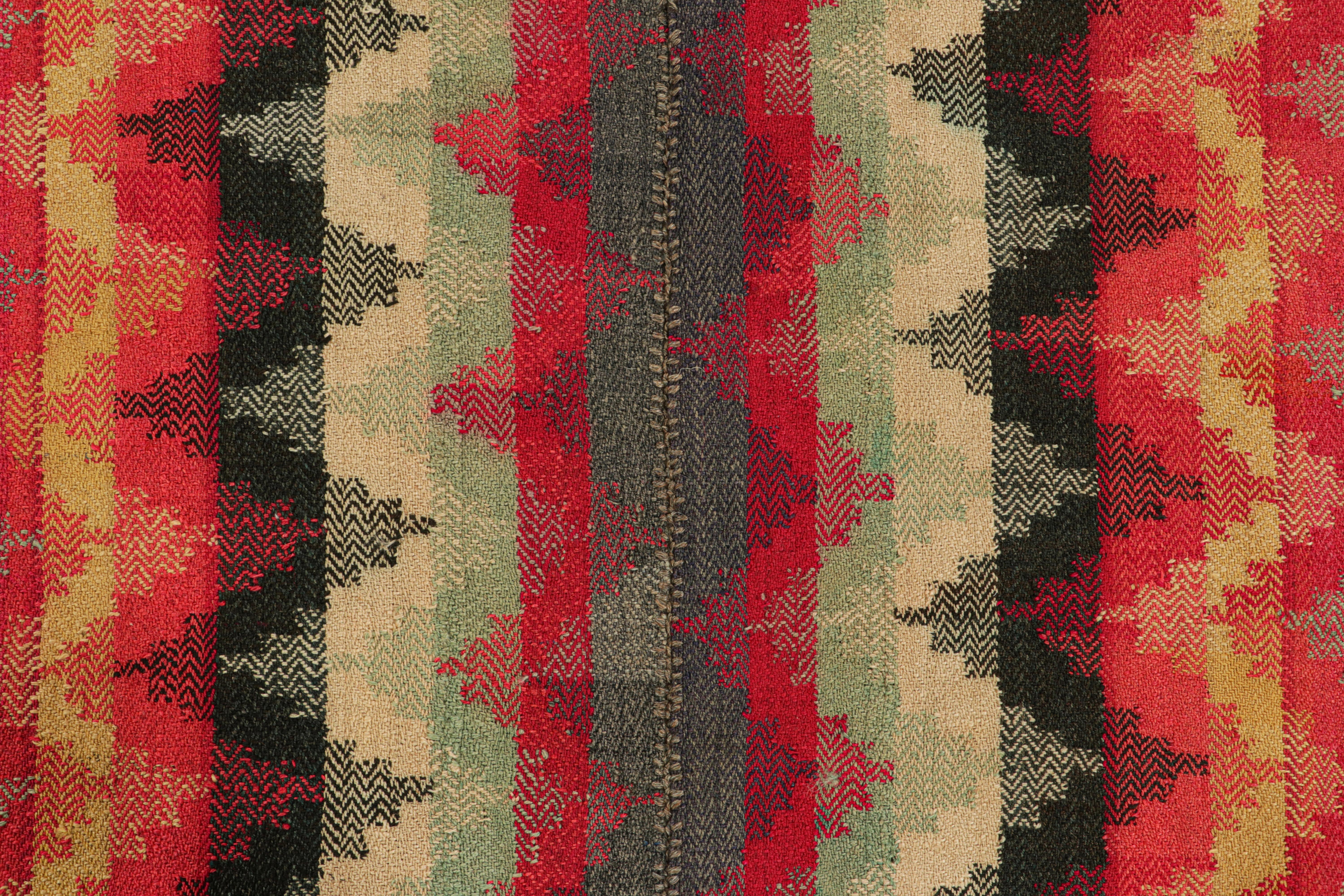 Turco Kilim turco d'epoca con strisce e chevron policromatici, da Rug & Kilim in vendita