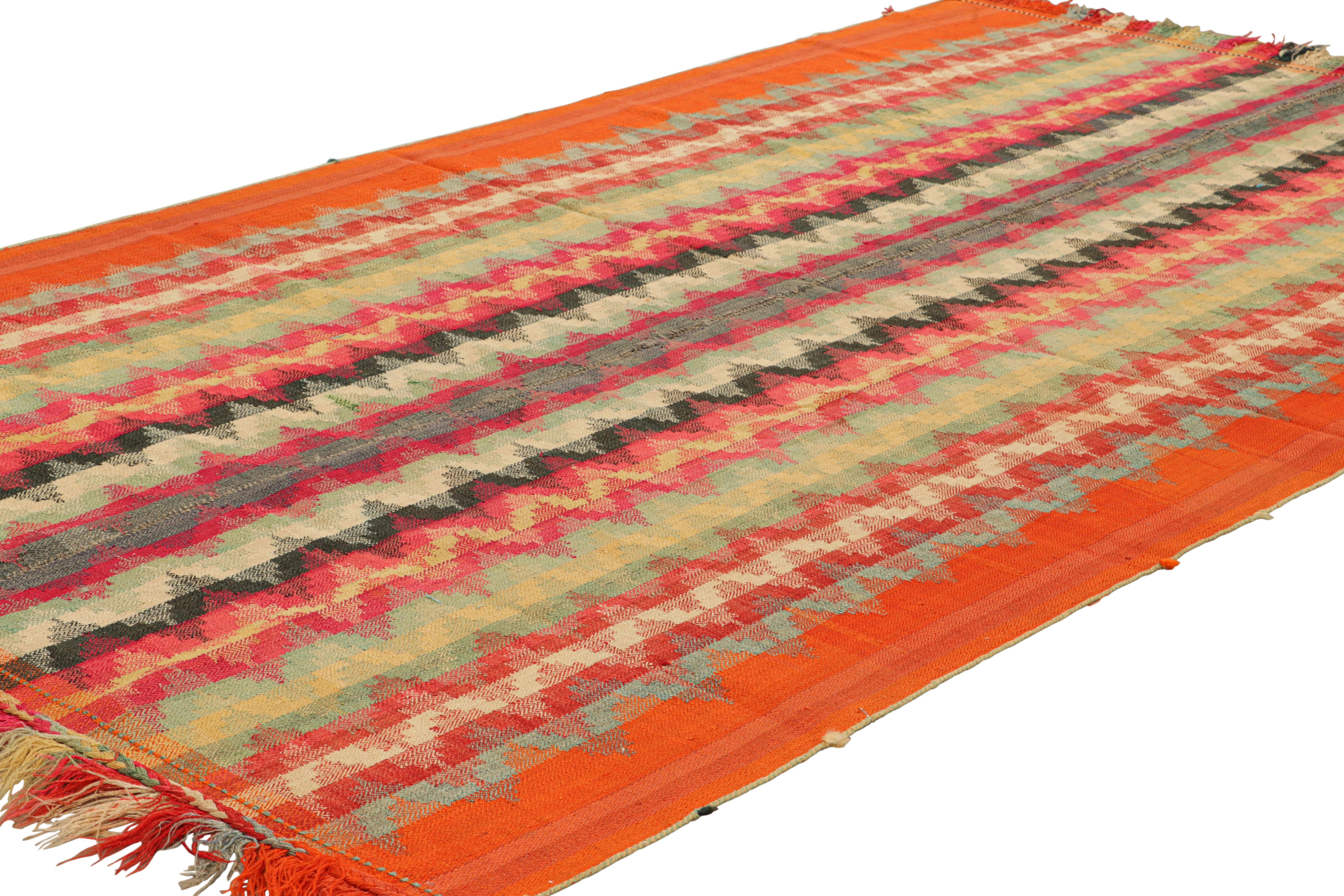 Tessuto a mano Kilim turco d'epoca con strisce e chevron policromatici, da Rug & Kilim in vendita