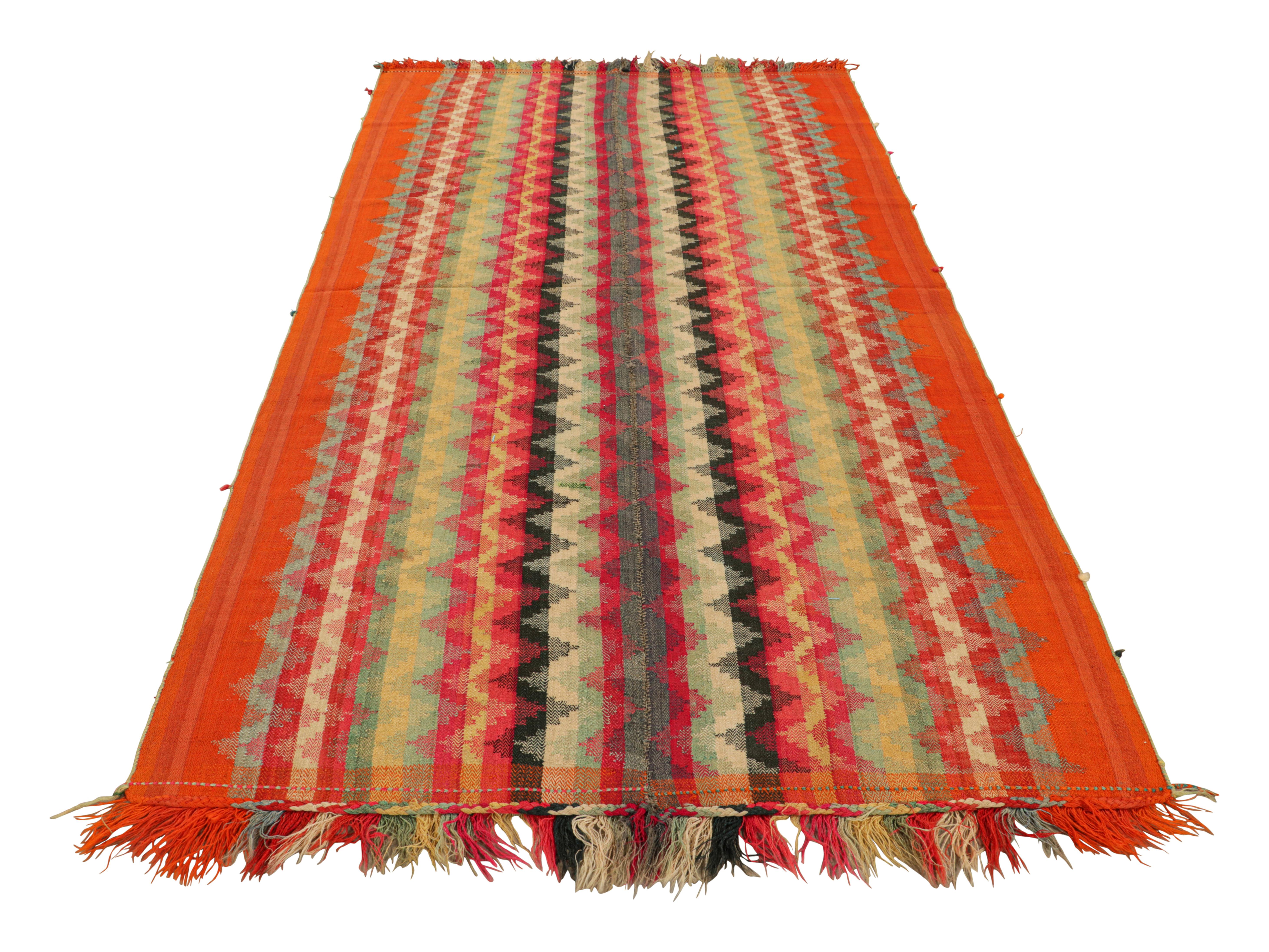 Kilim turco d'epoca con strisce e chevron policromatici, da Rug & Kilim In condizioni buone in vendita a Long Island City, NY