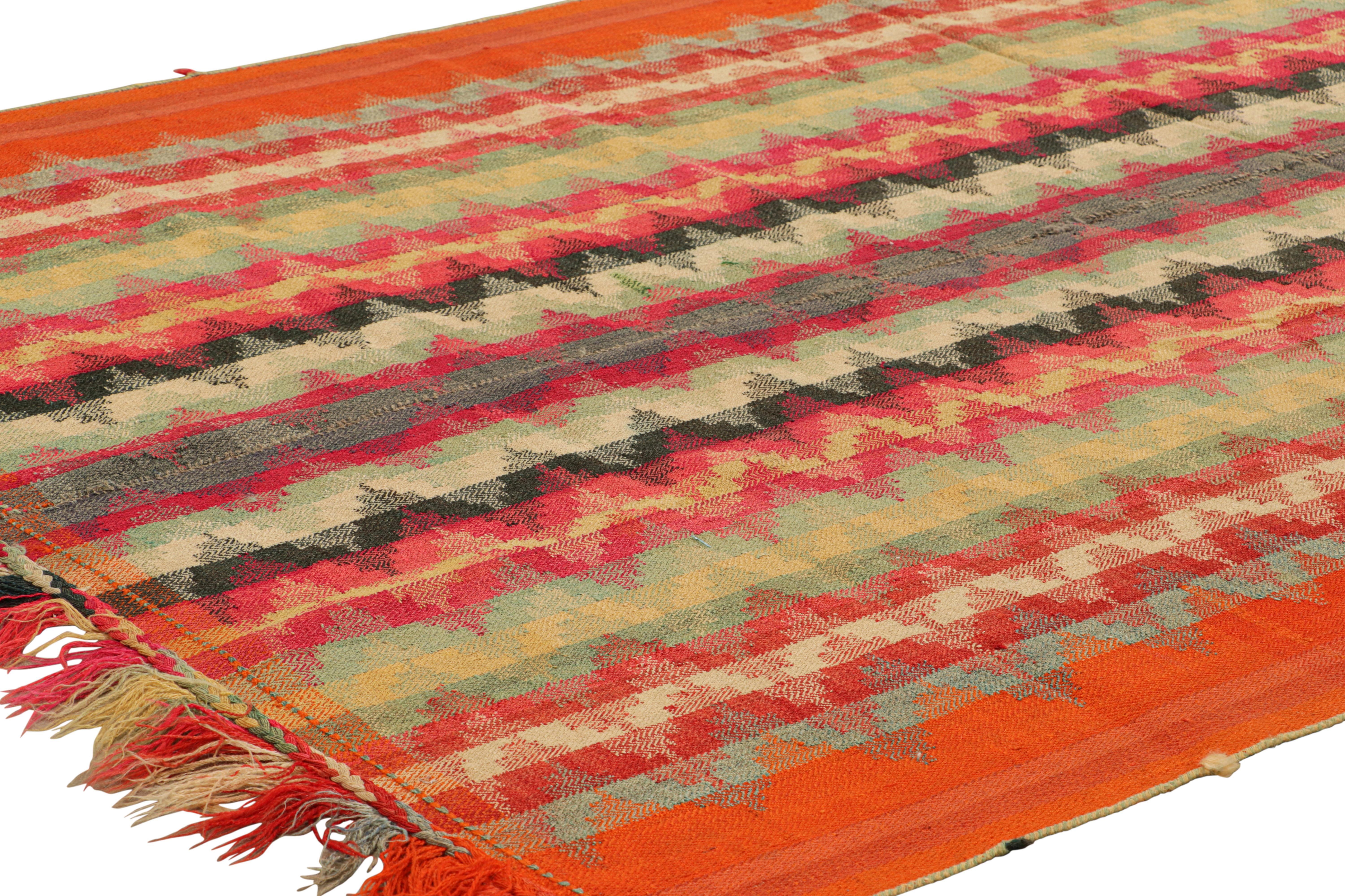 Metà XX secolo Kilim turco d'epoca con strisce e chevron policromatici, da Rug & Kilim in vendita