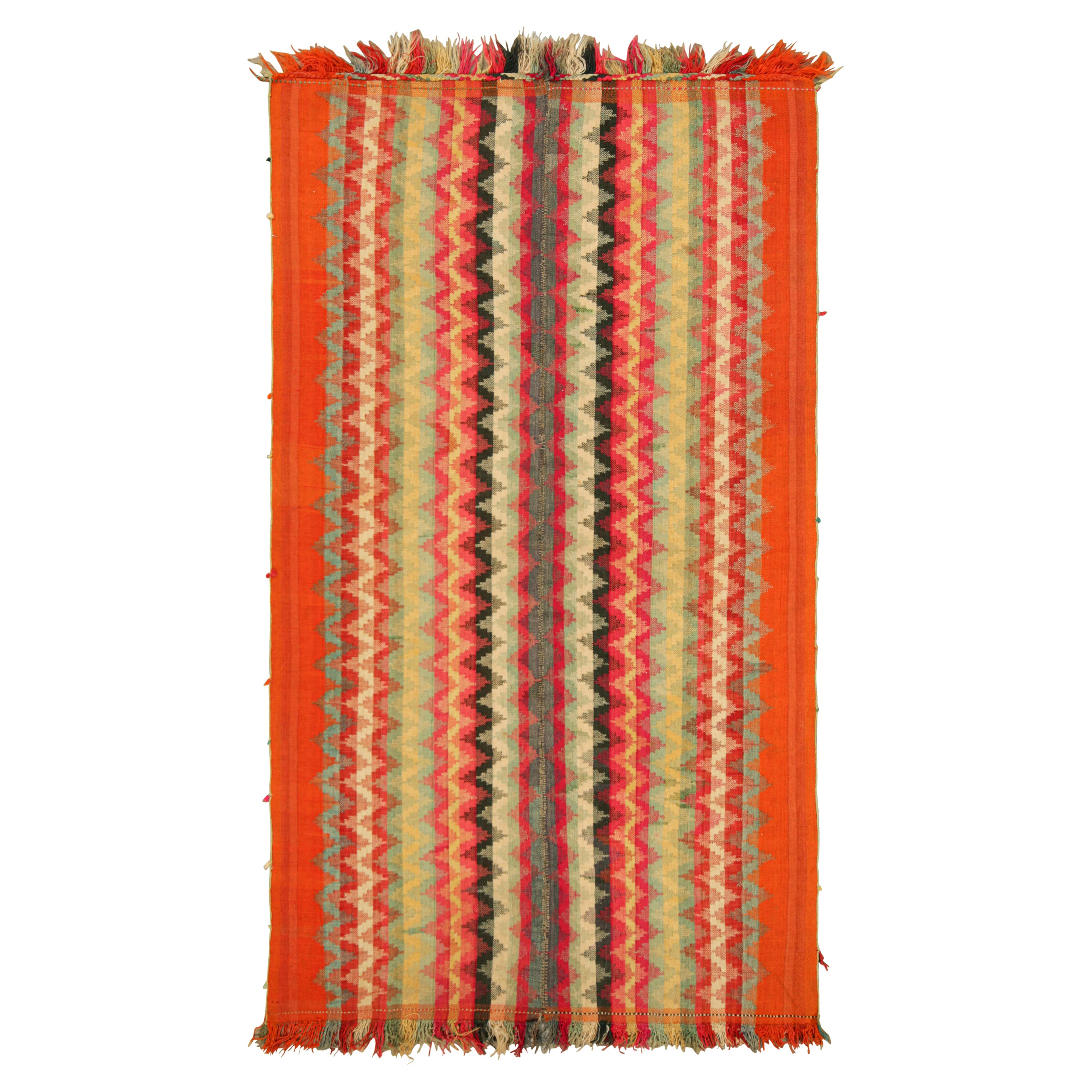 Türkischer Vintage-Kilim mit polychromen Chevrons & Streifen, von Rug & Kilim