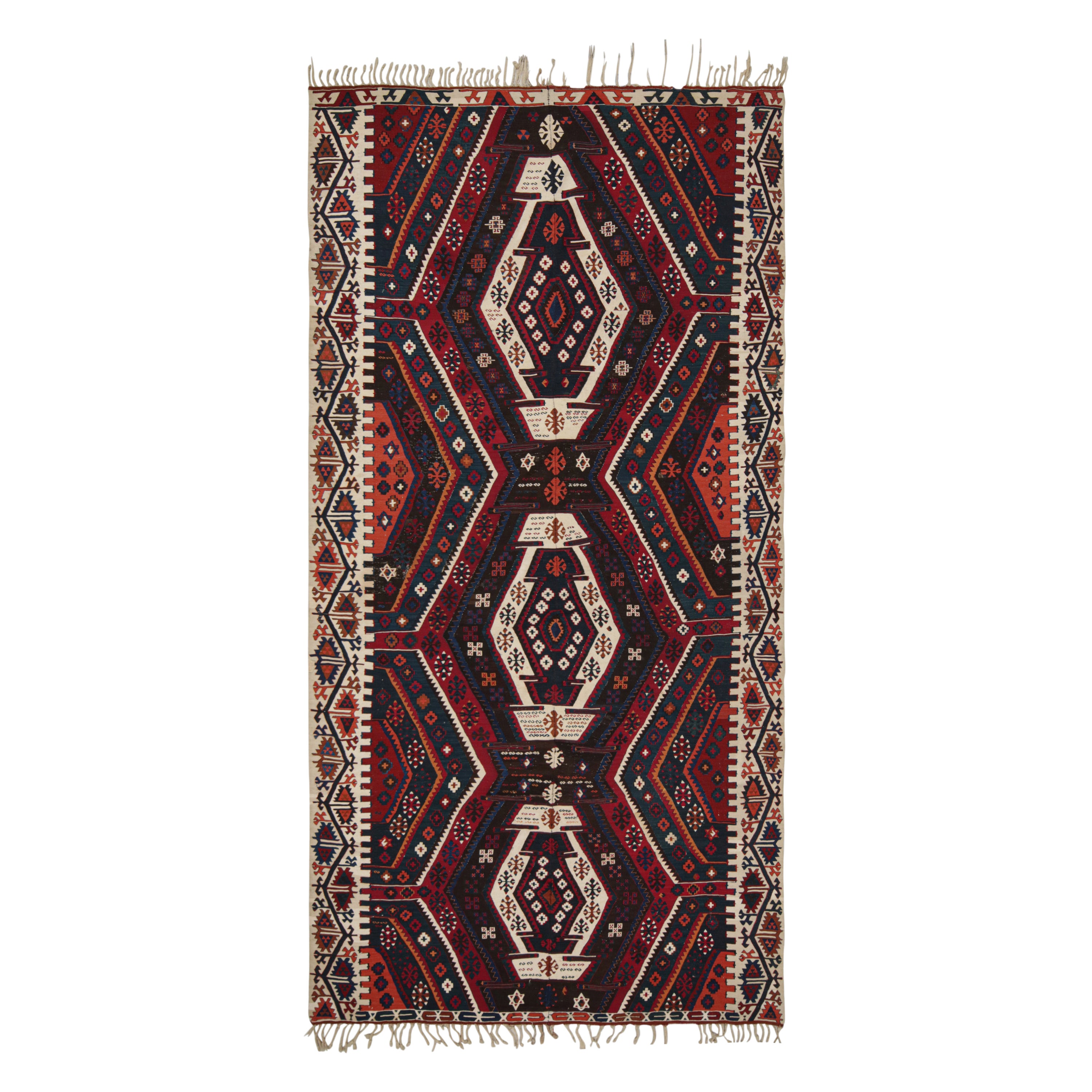 Türkischer Vintage-Kilim mit polychromen geometrischen Mustern, von Rug & Kilim