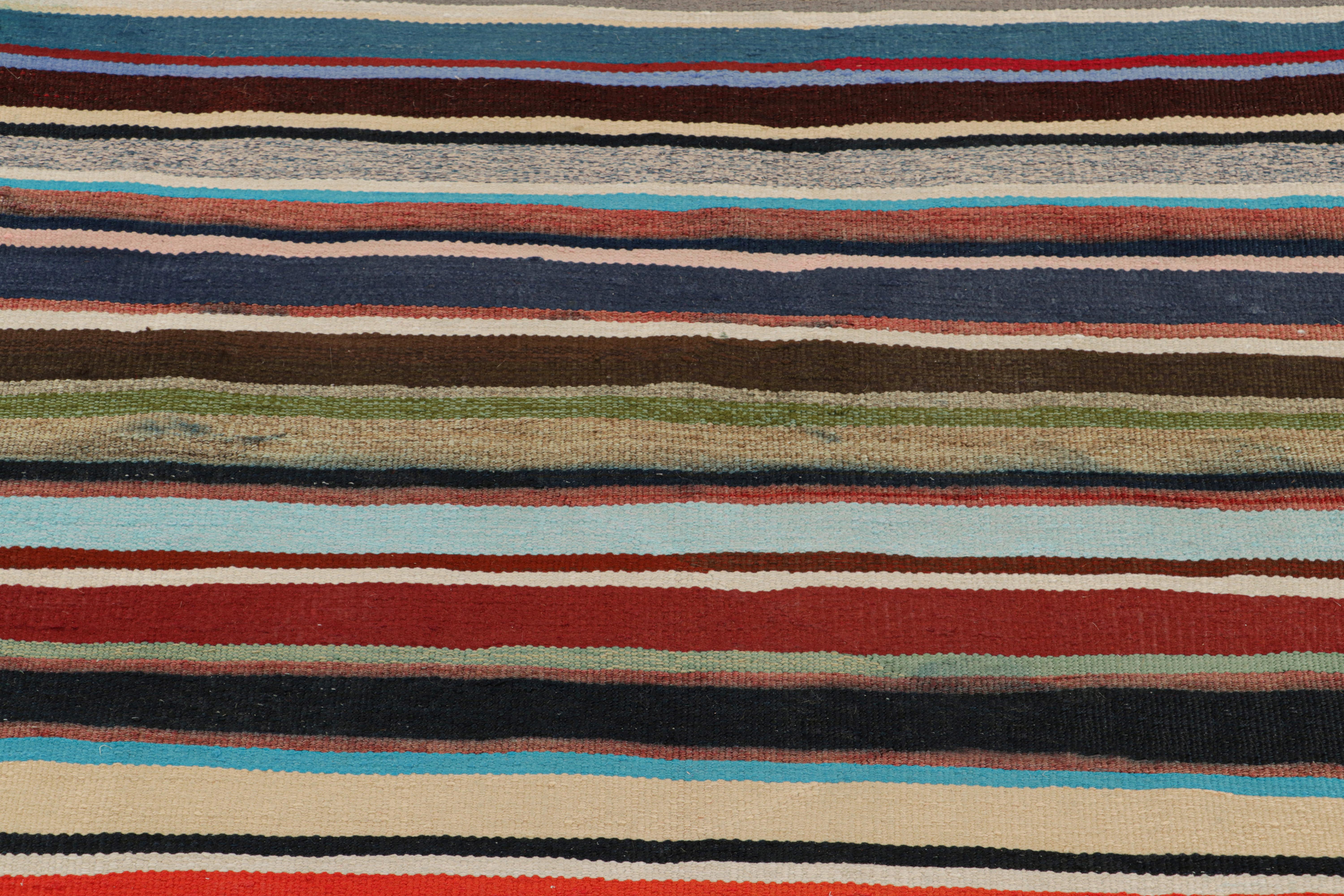 Türkischer Vintage-Kilim mit mehrfarbigen Streifen, von Rug & Kilim (Handgewebt) im Angebot