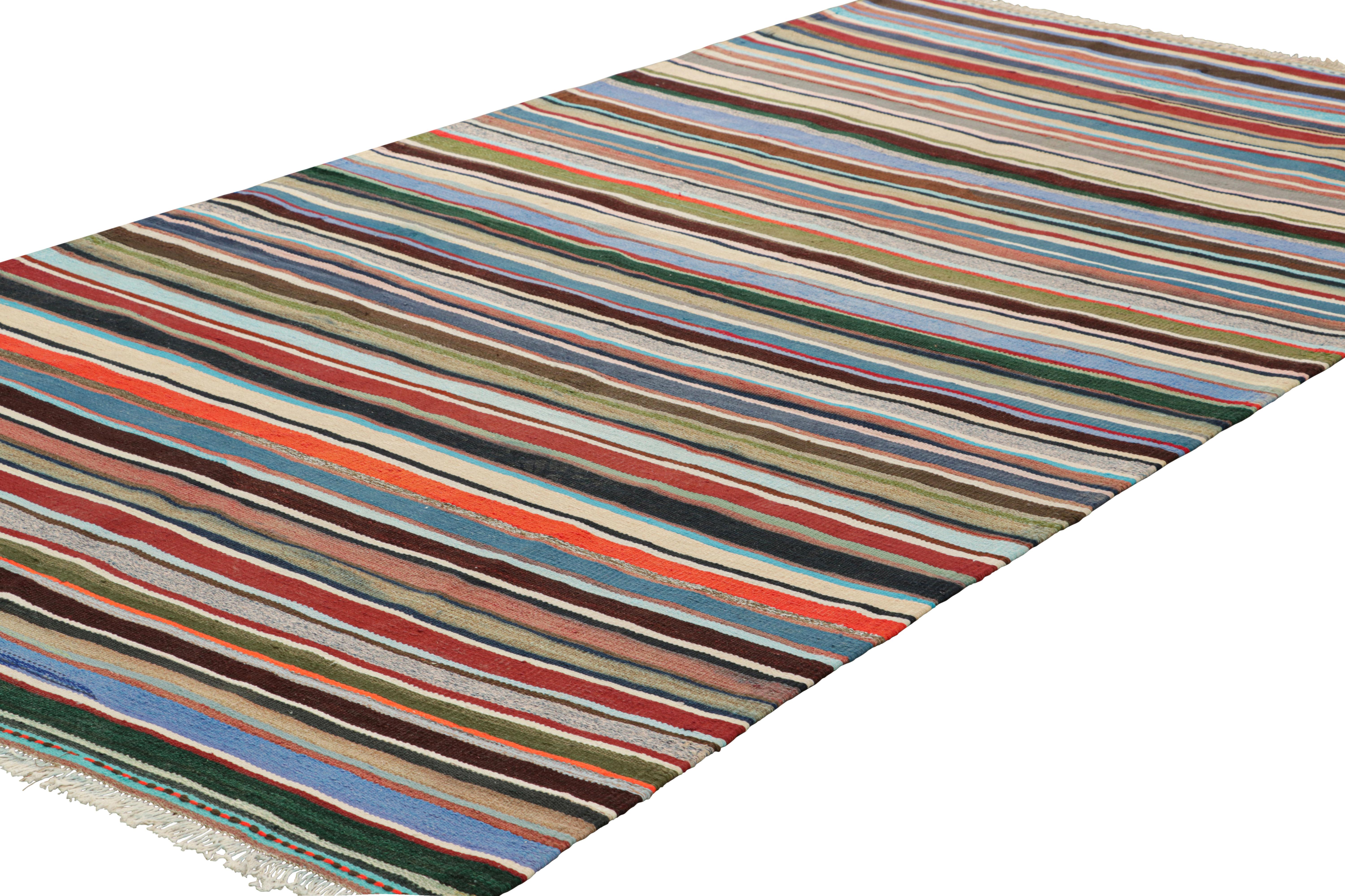 Türkischer Vintage-Kilim mit mehrfarbigen Streifen, von Rug & Kilim im Zustand „Gut“ im Angebot in Long Island City, NY