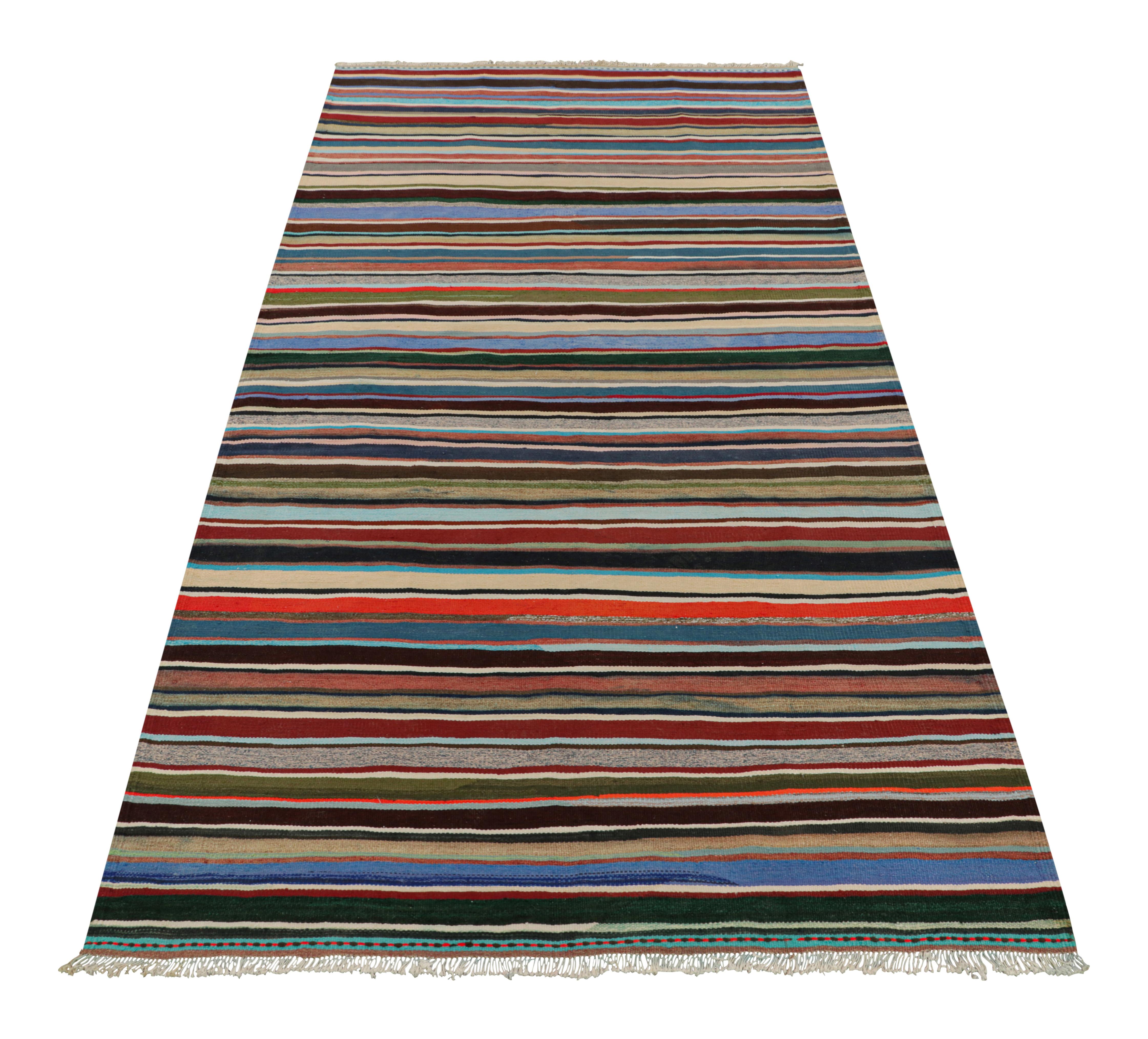 Türkischer Vintage-Kilim mit mehrfarbigen Streifen, von Rug & Kilim (Mitte des 20. Jahrhunderts) im Angebot