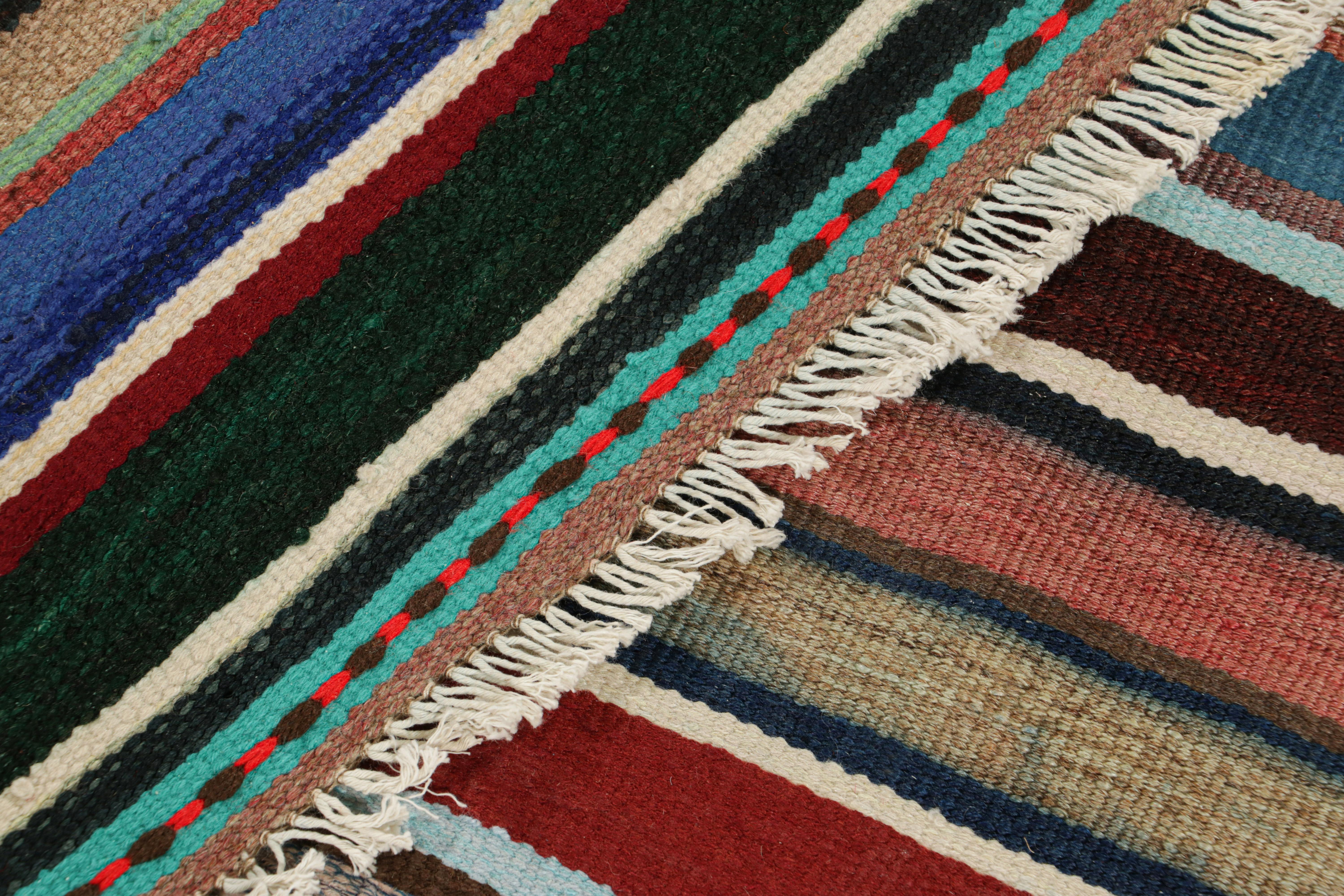 Türkischer Vintage-Kilim mit mehrfarbigen Streifen, von Rug & Kilim im Angebot 1