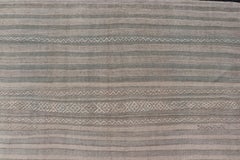 Türkischer Vintage-Kilim mit gestreiftem Flachgewebe-Design in sanften neutralen Tönen