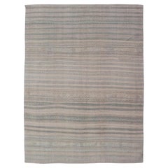 Türkischer Vintage-Kilim mit gestreiftem Flachgewebe-Design in sanften neutralen Tönen