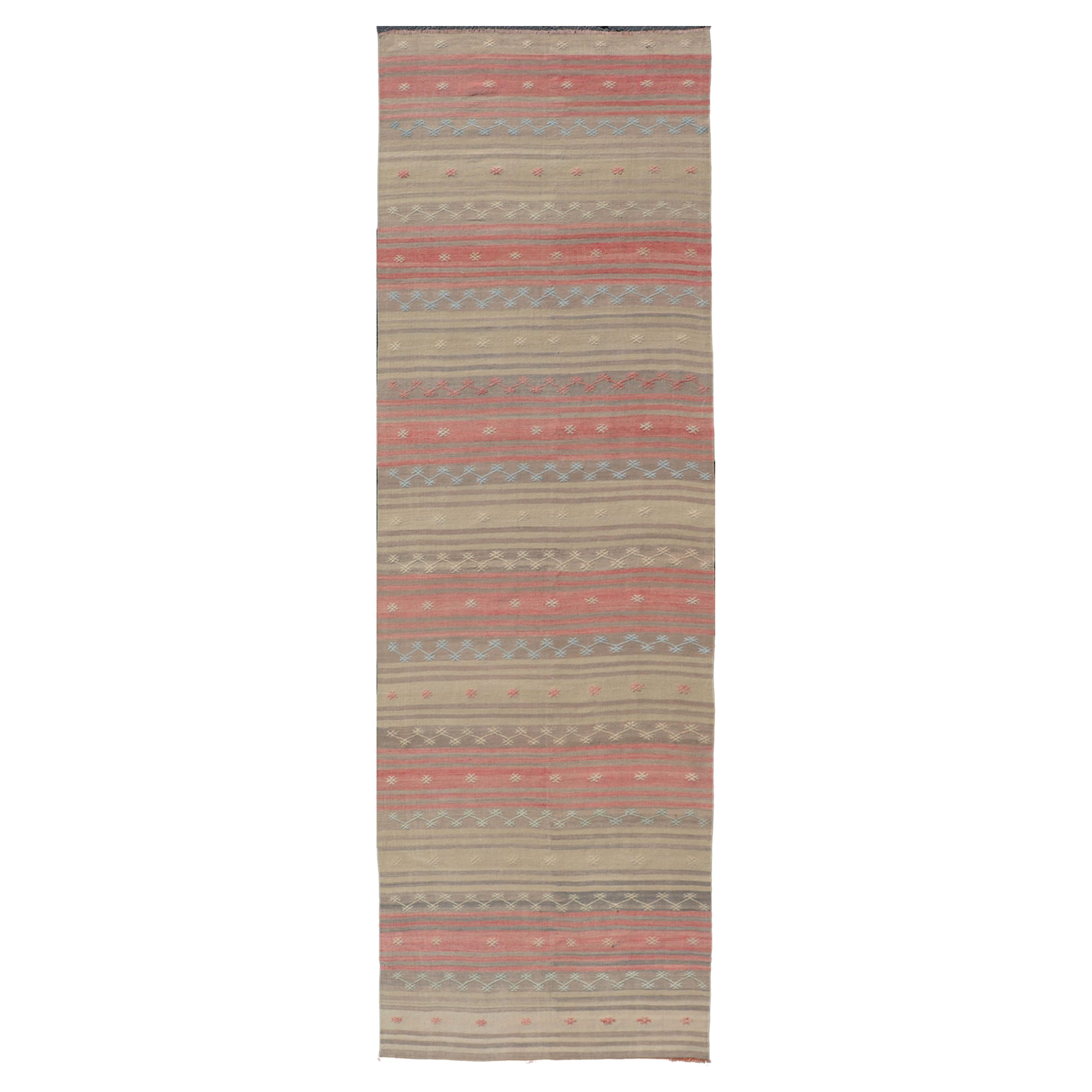 Kilim turco vintage con rayas en azul, tostado, marrón, crema y naranja