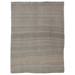 Türkischer Vintage-Kelim mit Streifen in Grau, Tan, Taupe und Creme