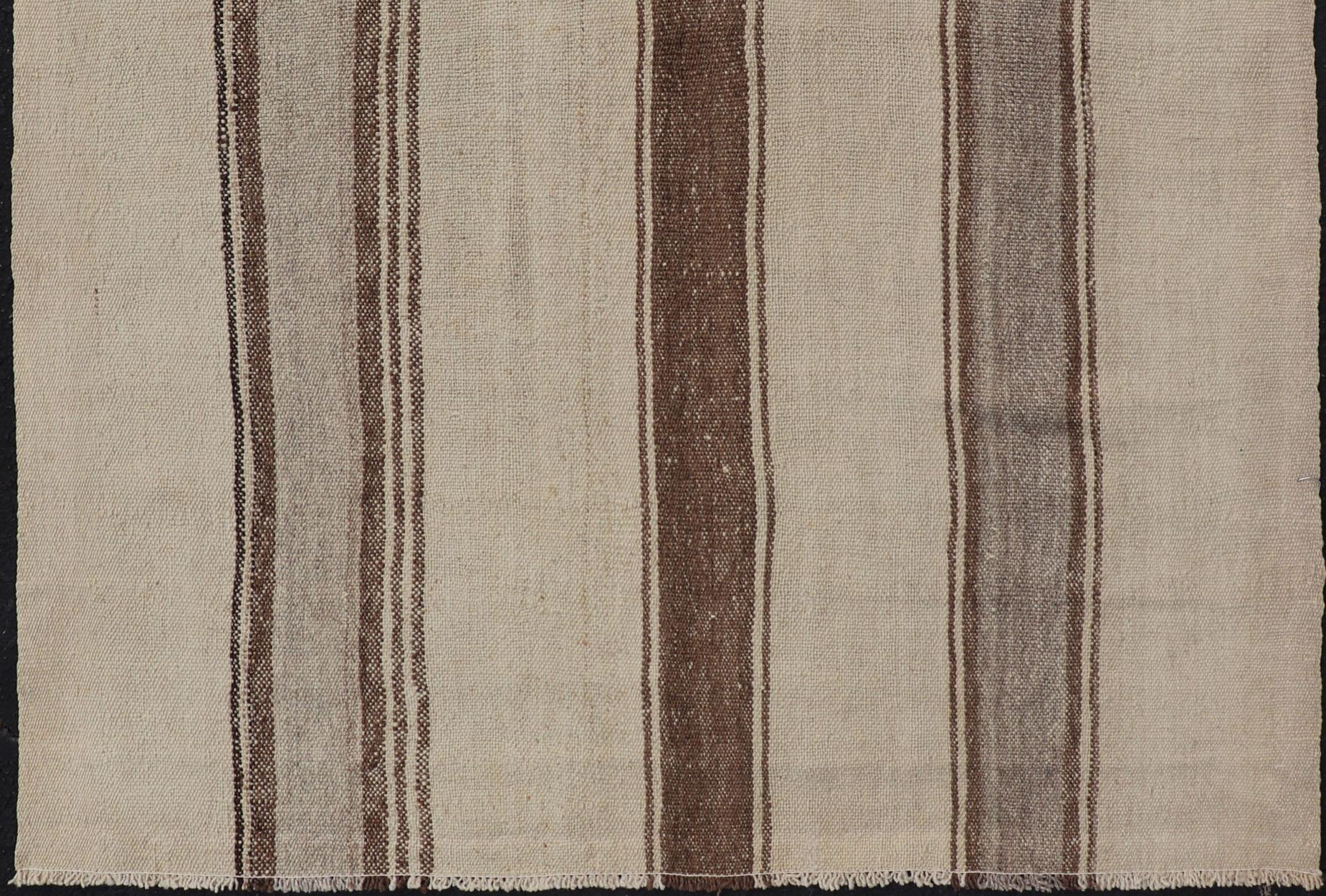Vintage Kilim türkische Flachgewebe, Keivan Woven Arts Teppich EN-P13441 , Herkunftsland / Typ: Türkei / Kelim, etwa Mitte des 20. Jahrhunderts.

Maße: 4'3 x 5'10.