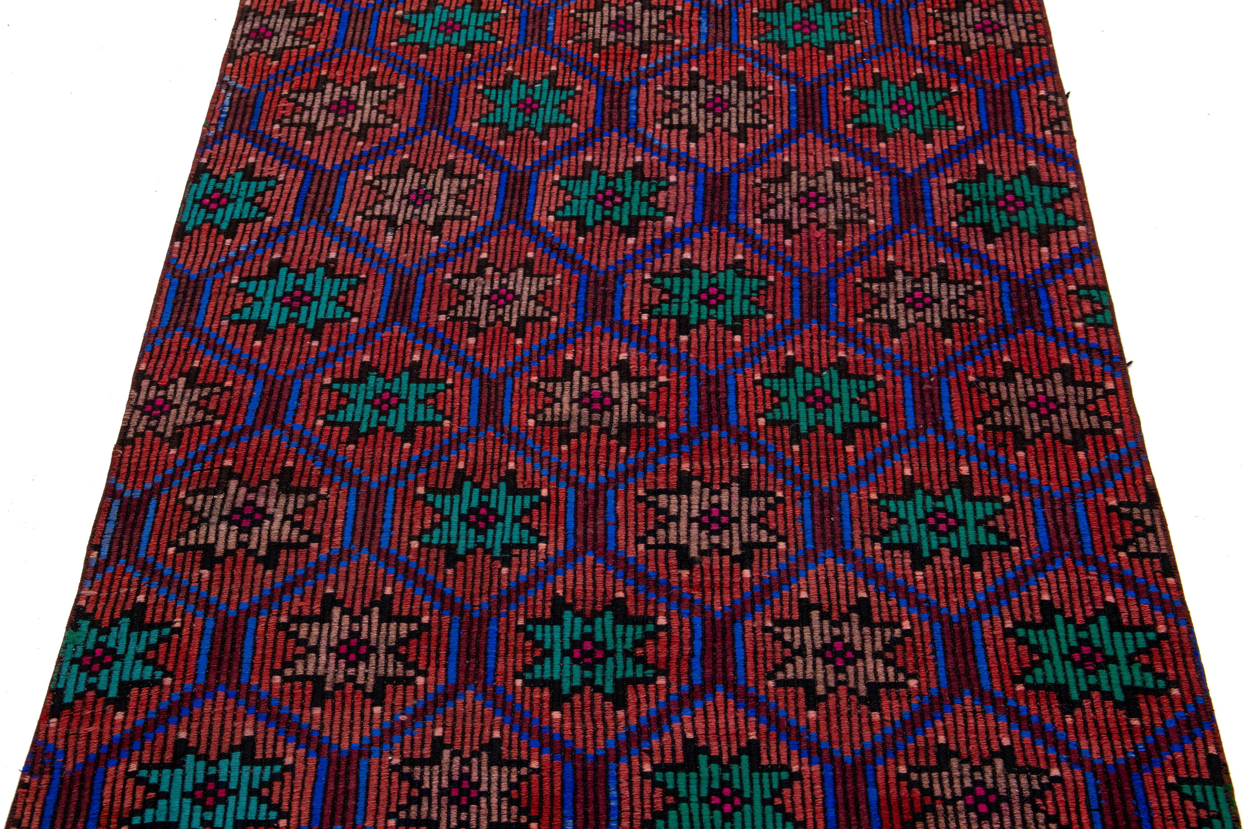 Tapis turc Kilim vintage en laine rouille avec motif géométrique en vente 1