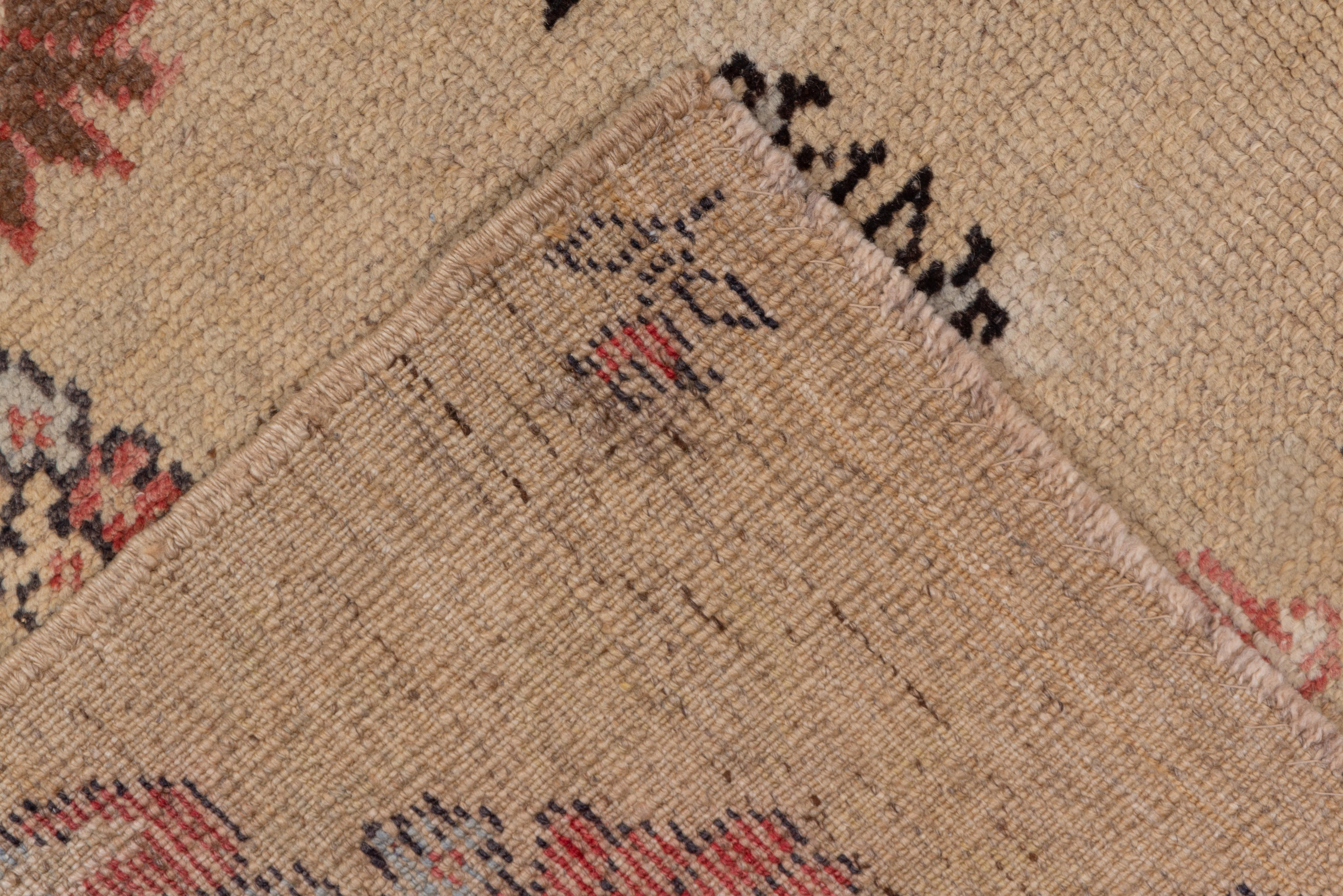 Le champ de paille clair de ce kellegi d'Anatolie centrale en bon état présente un motif textile de fleurs et de feuilles flottantes soufflées par le vent. Sans frontières. Le sable, le brun clair et le vert font partie des tons d'accentuation. 

 
