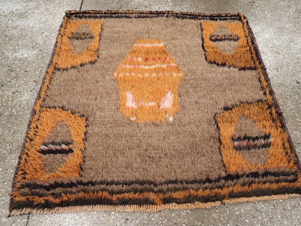 Ein alter türkischer Konya-Teppich aus der Mitte des 20. Jahrhunderts.