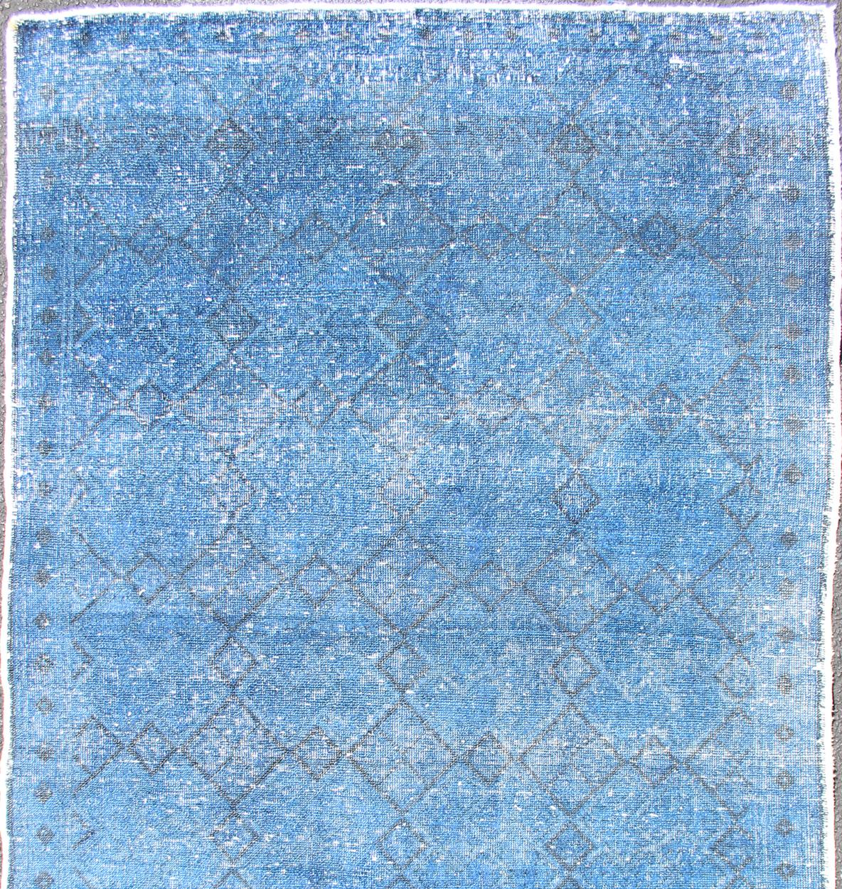 Tappeto vintage turco di Konya a trama fine e di colore blu e nero, successivamente sovratinto in blu per elevare il disegno/composizione classica, tappeto TU-MTU-3463, paese d'origine/tipo: Turchia / Konya, circa 1950, turco antico

Questo